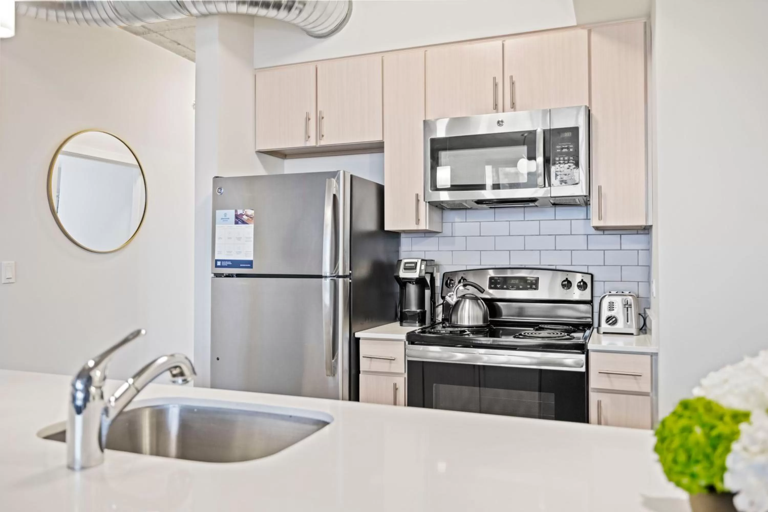 Coffee/tea facilities in Placemakr Premier SoBro