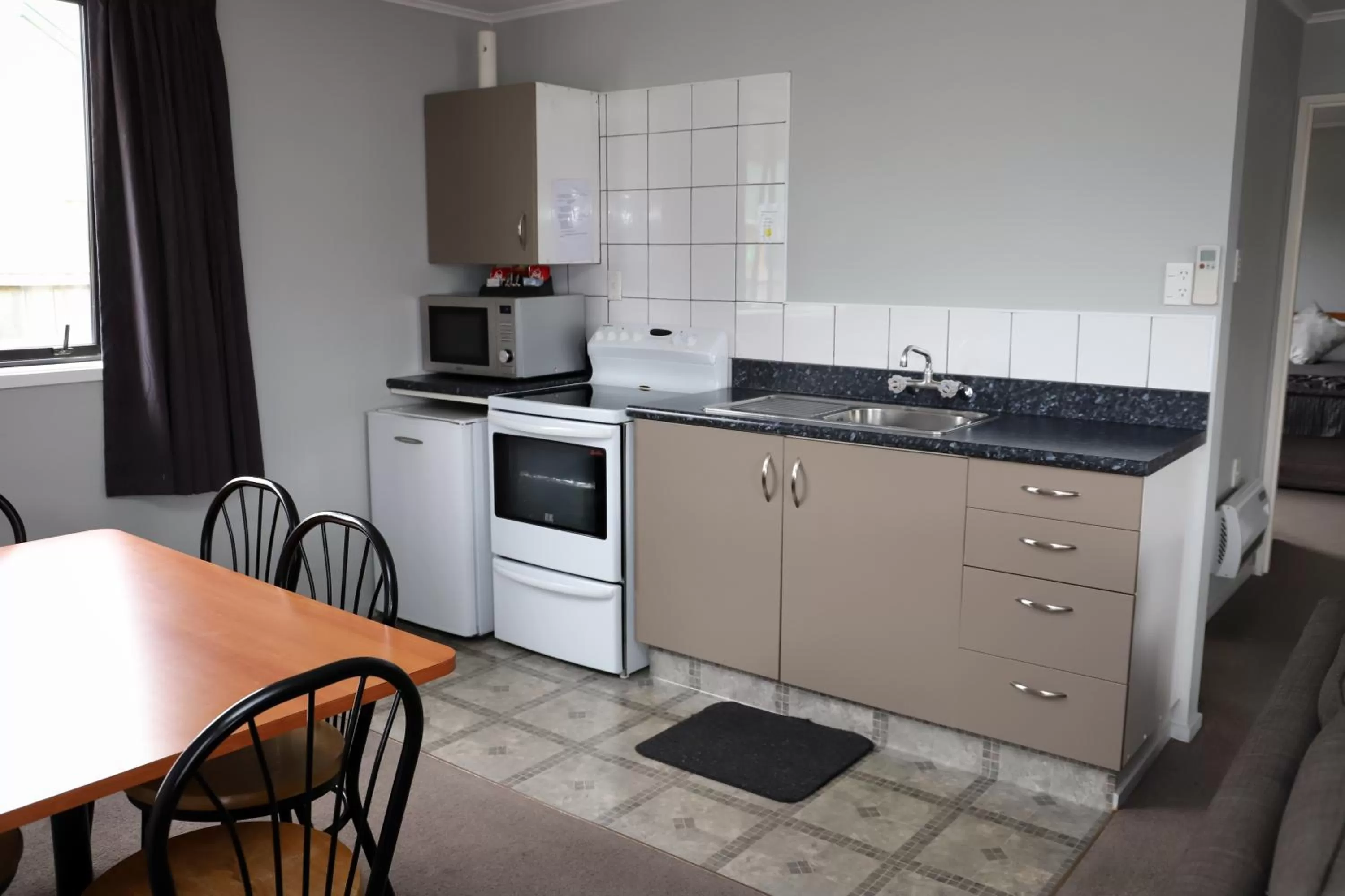 Kitchen or kitchenette in Coronation Park Motels