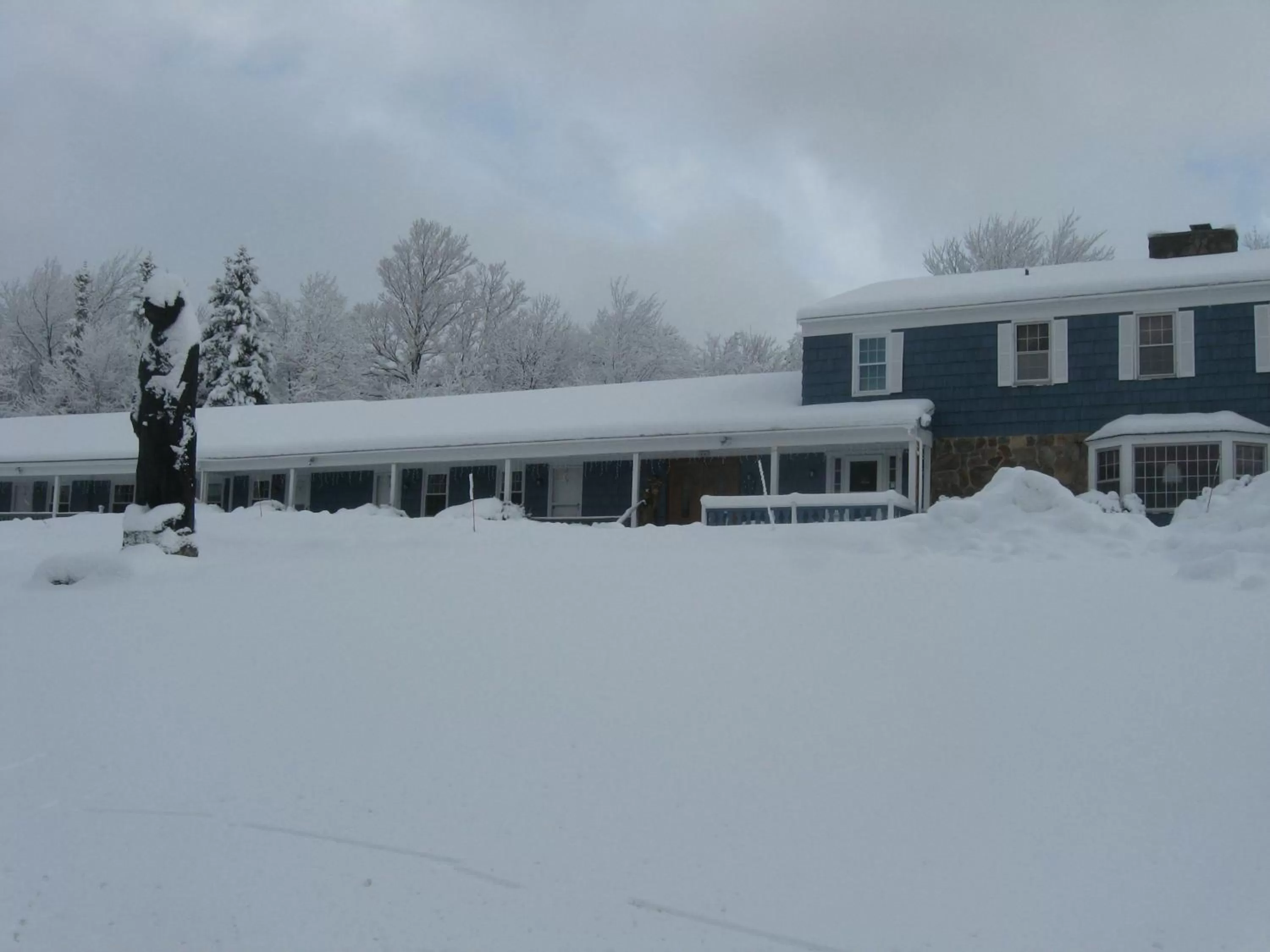 Facade/entrance, Winter in Big Bears Lodge