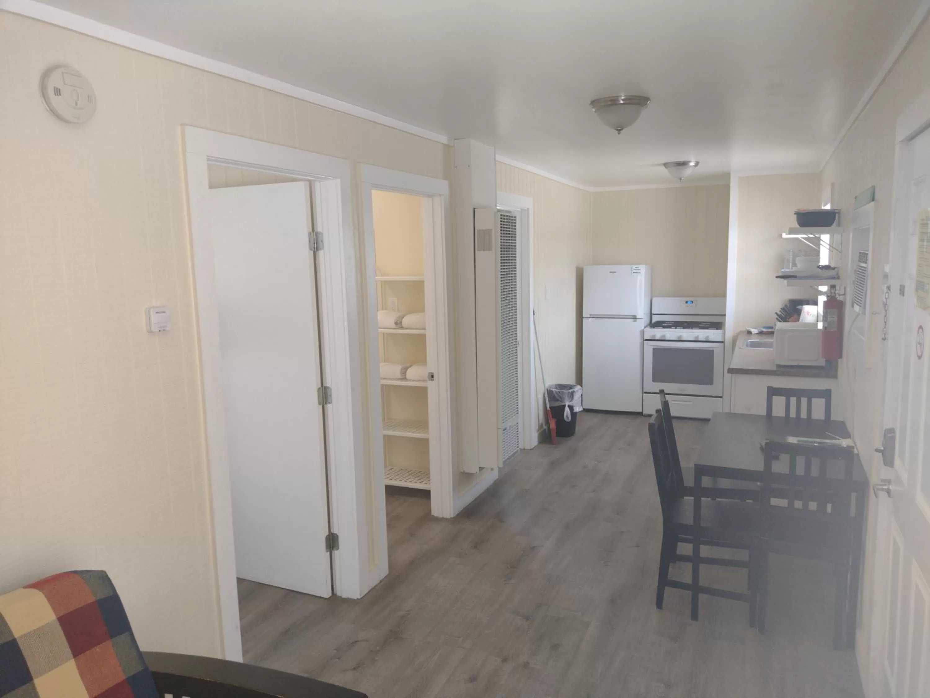 Kitchen or kitchenette, Dining Area in Double Barr Cottage Inn