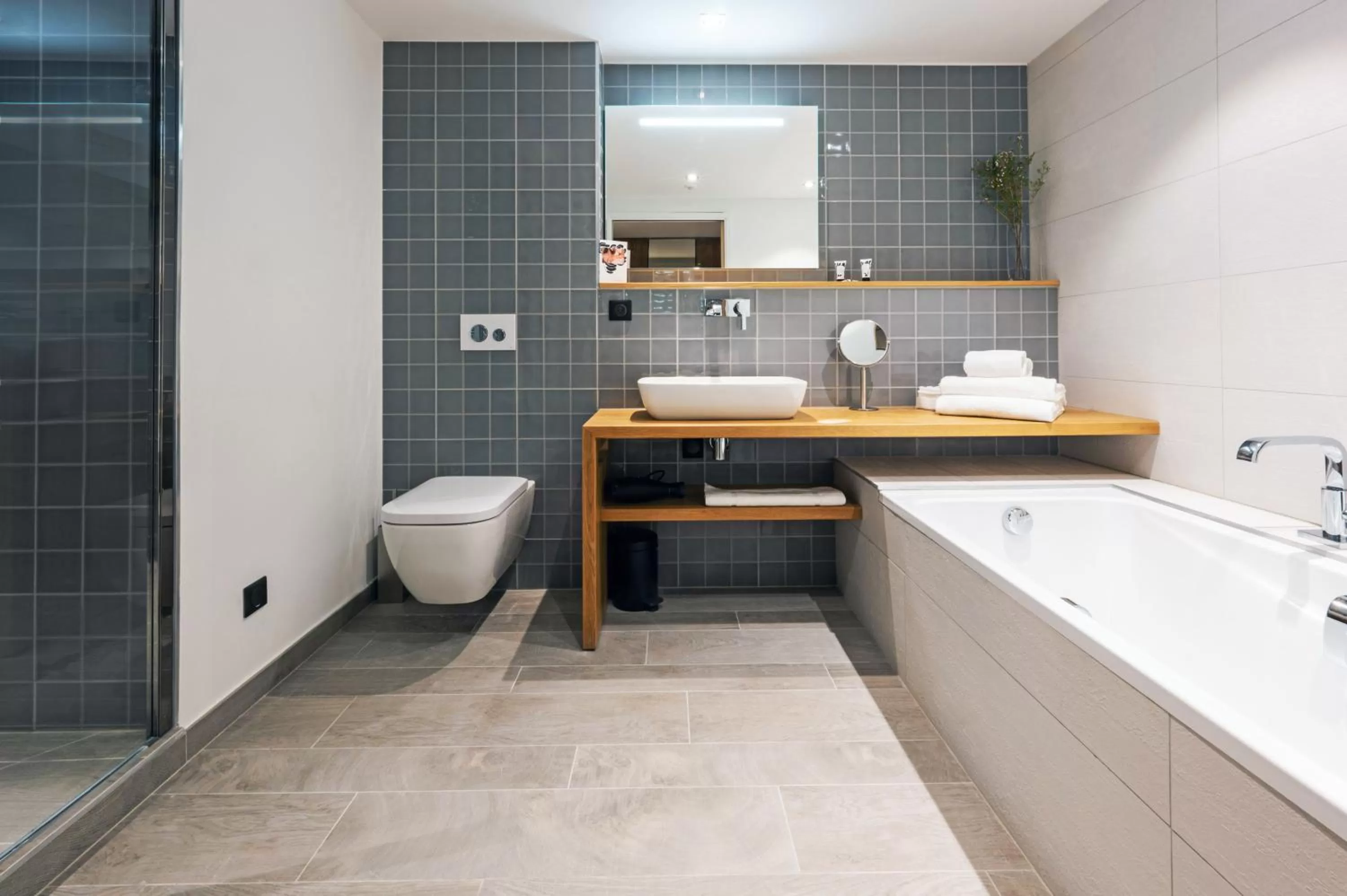 Toilet in Hôtel VoulezVous by Les Etincelles