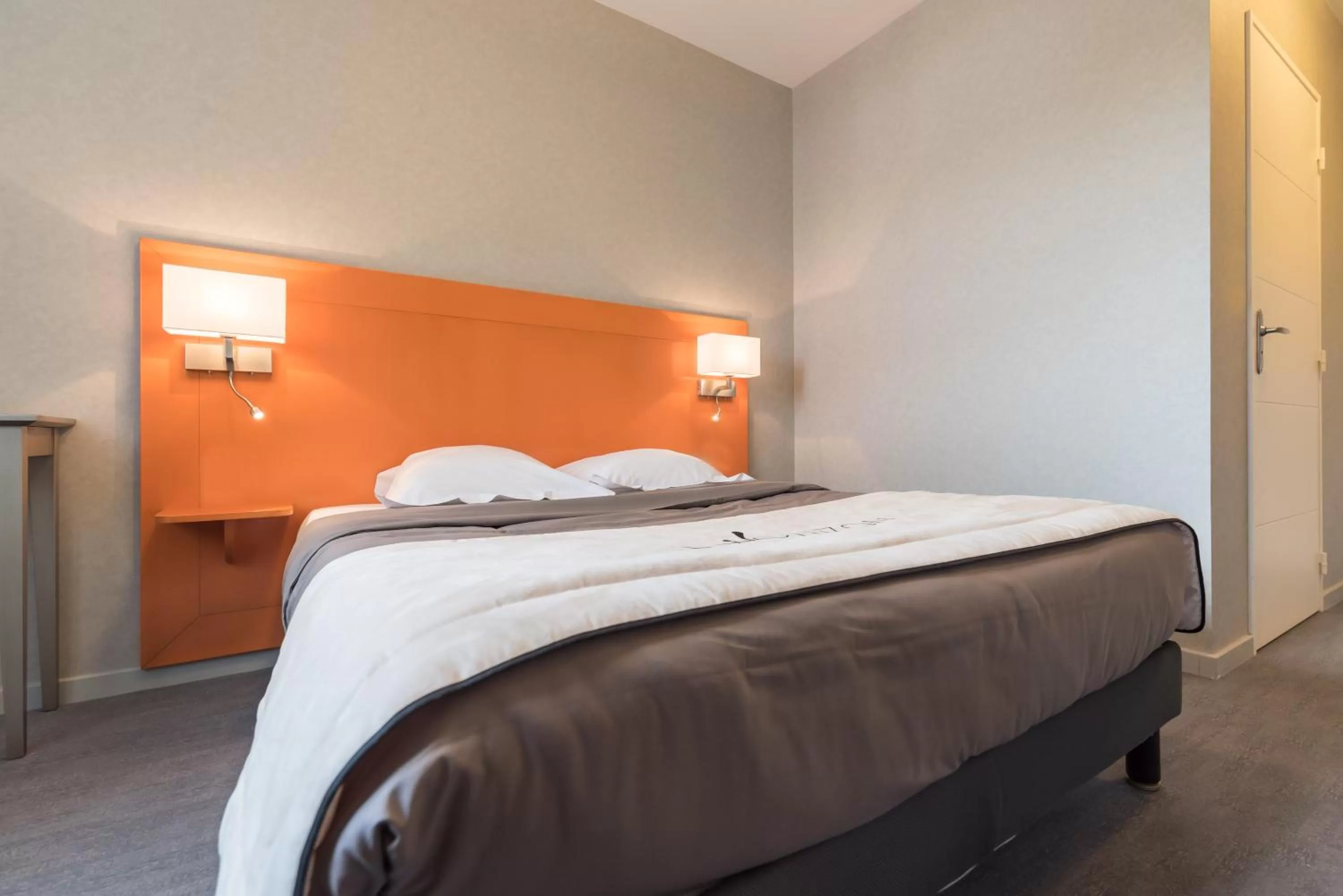 Bedroom, Bed in Hôtel L'Horizon - Restaurant La Fougassette