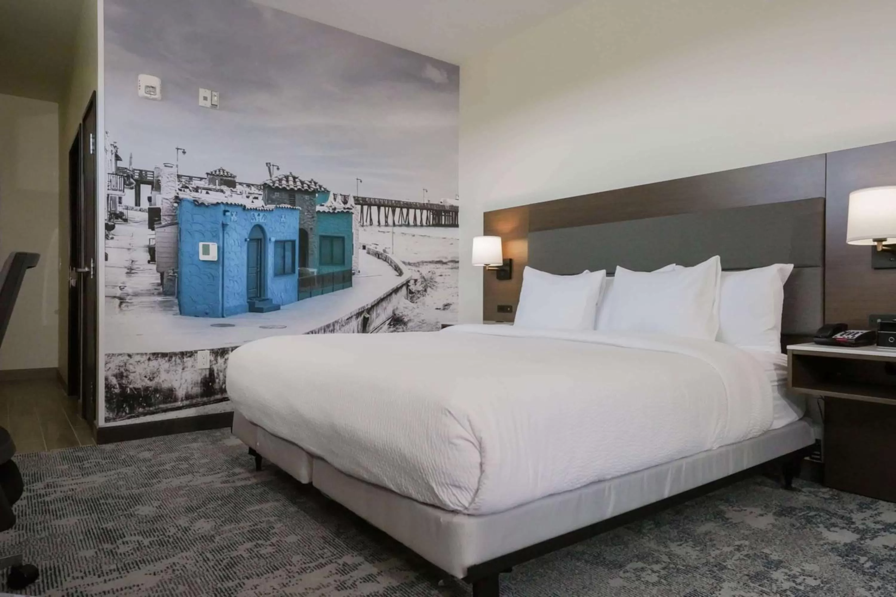 King Suite with Partial Ocean View - Hearing Impaired/Non-Smoking in La Quinta Inn & Suites by Wyndham Santa Cruz