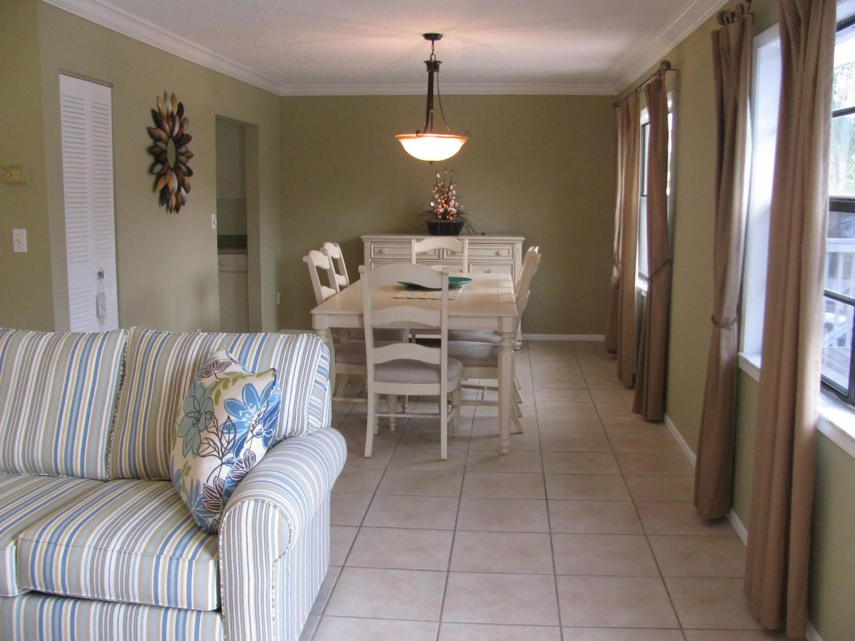 Dining Area in Queens Gate Resort