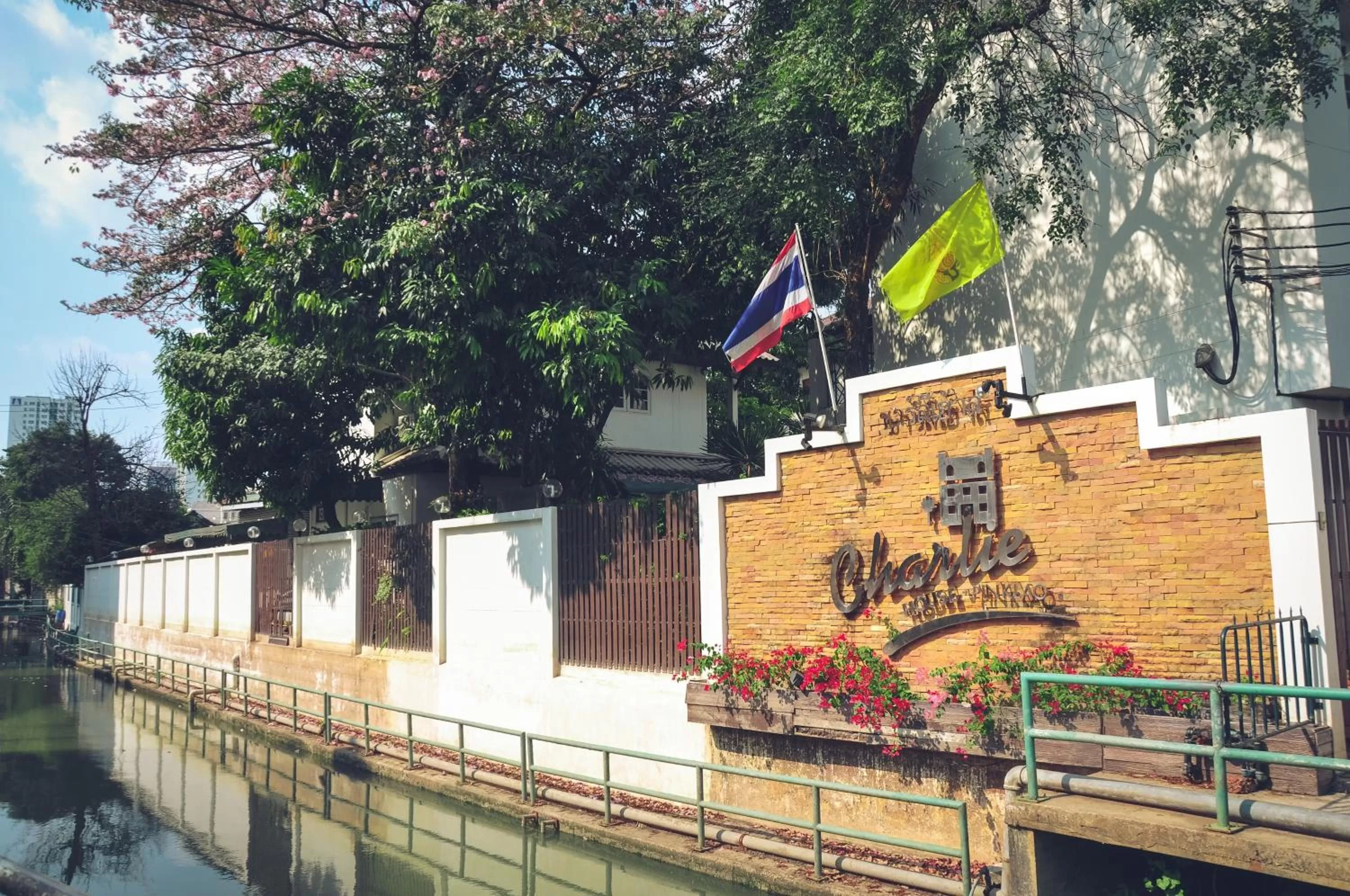 Facade/entrance in Charlie House Pin Klao