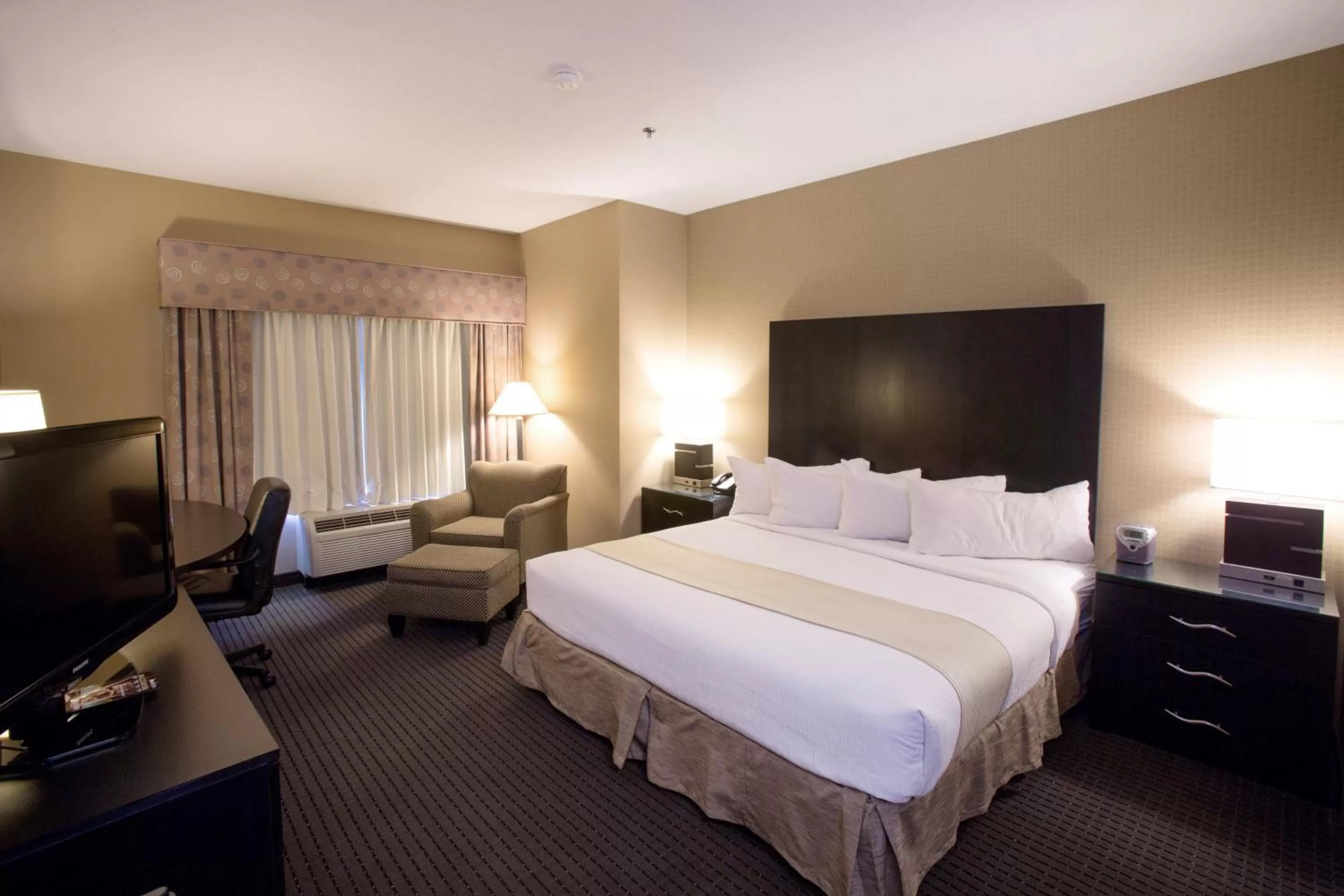 Photo of the whole room, Bed in Holiday Inn St. Paul Northeast - Lake Elmo by IHG