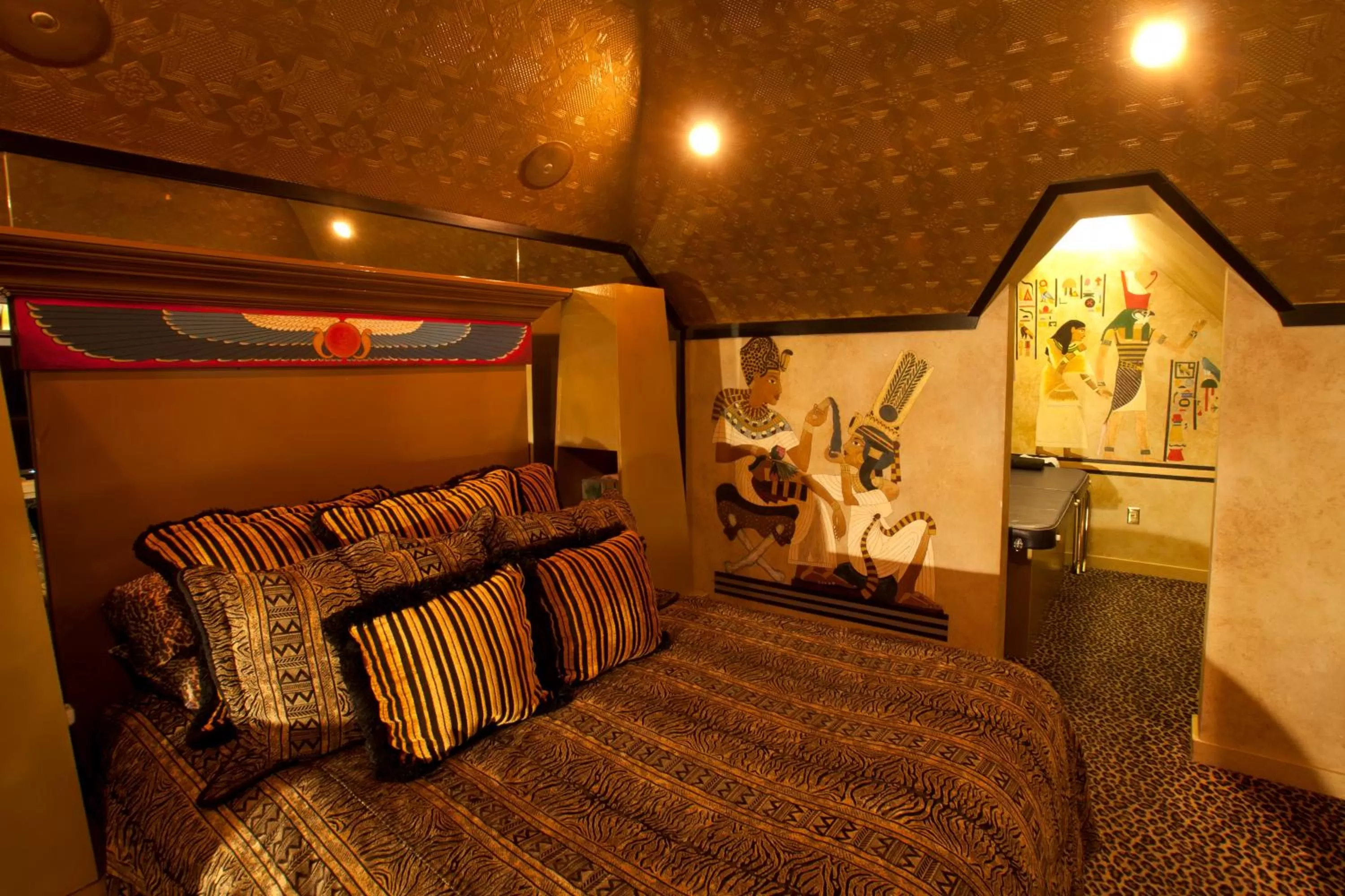 Bed in Black Swan Inn Luxurious Theme Rooms