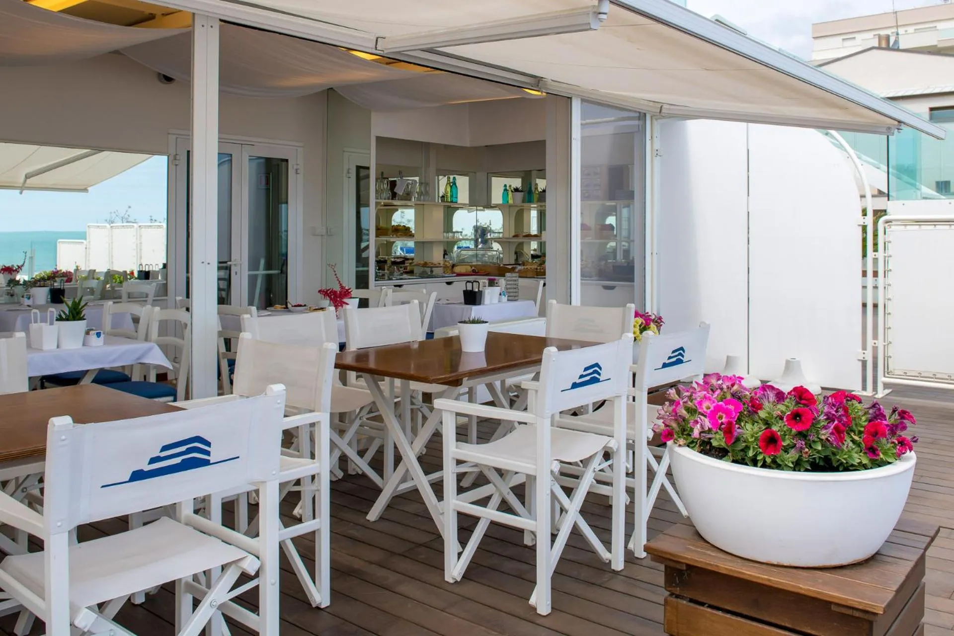 Restaurant/places to eat in T-Suite Hotel