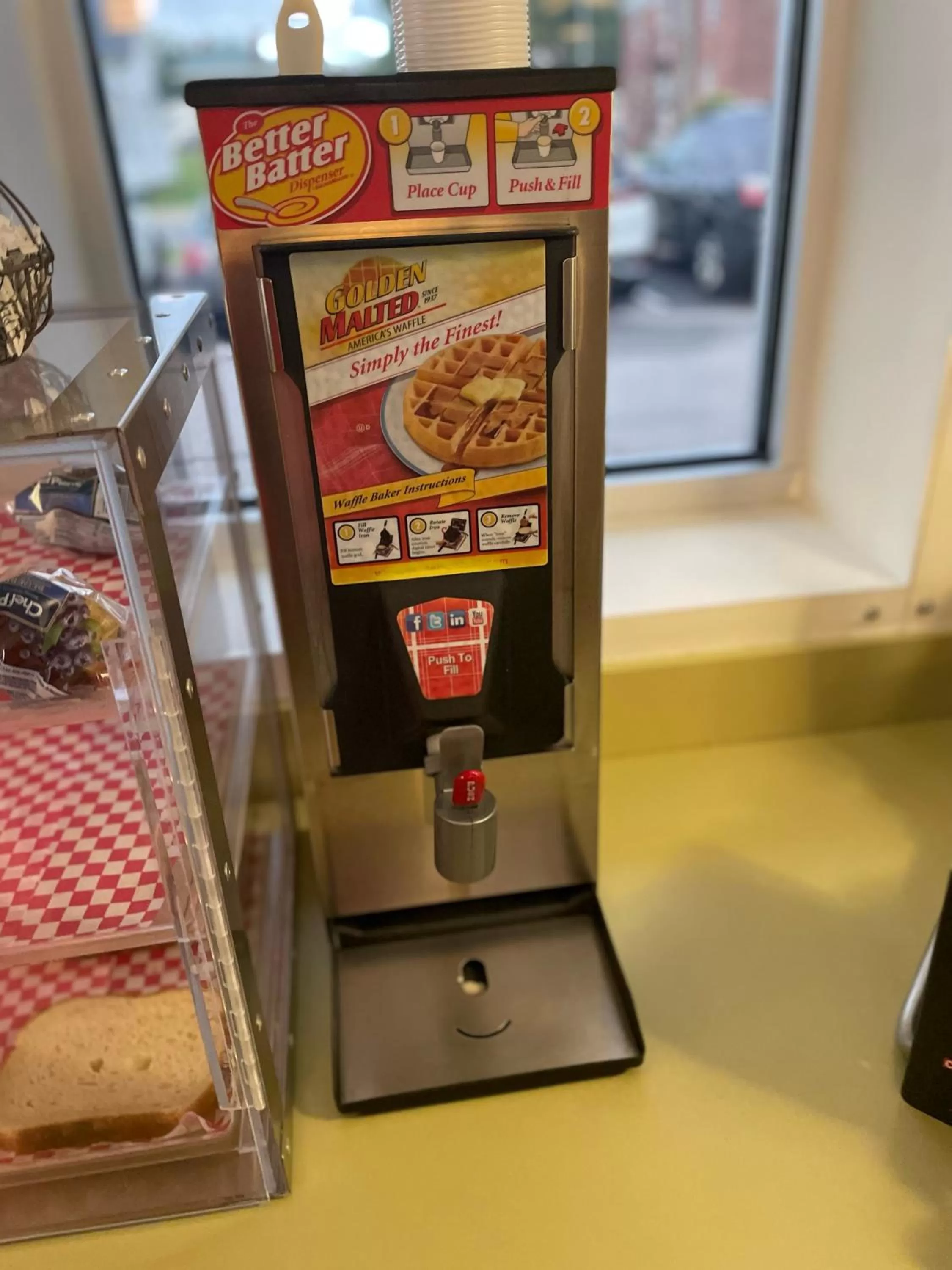 Breakfast in Mother Earth Motor Lodge