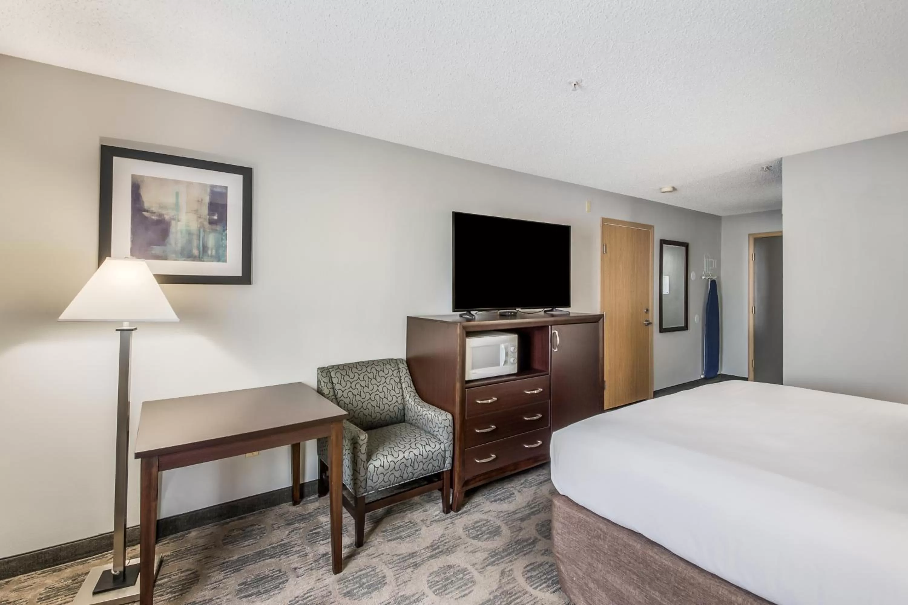 Bed in Red Lion Inn & Suites Sequim at Olympic National Park