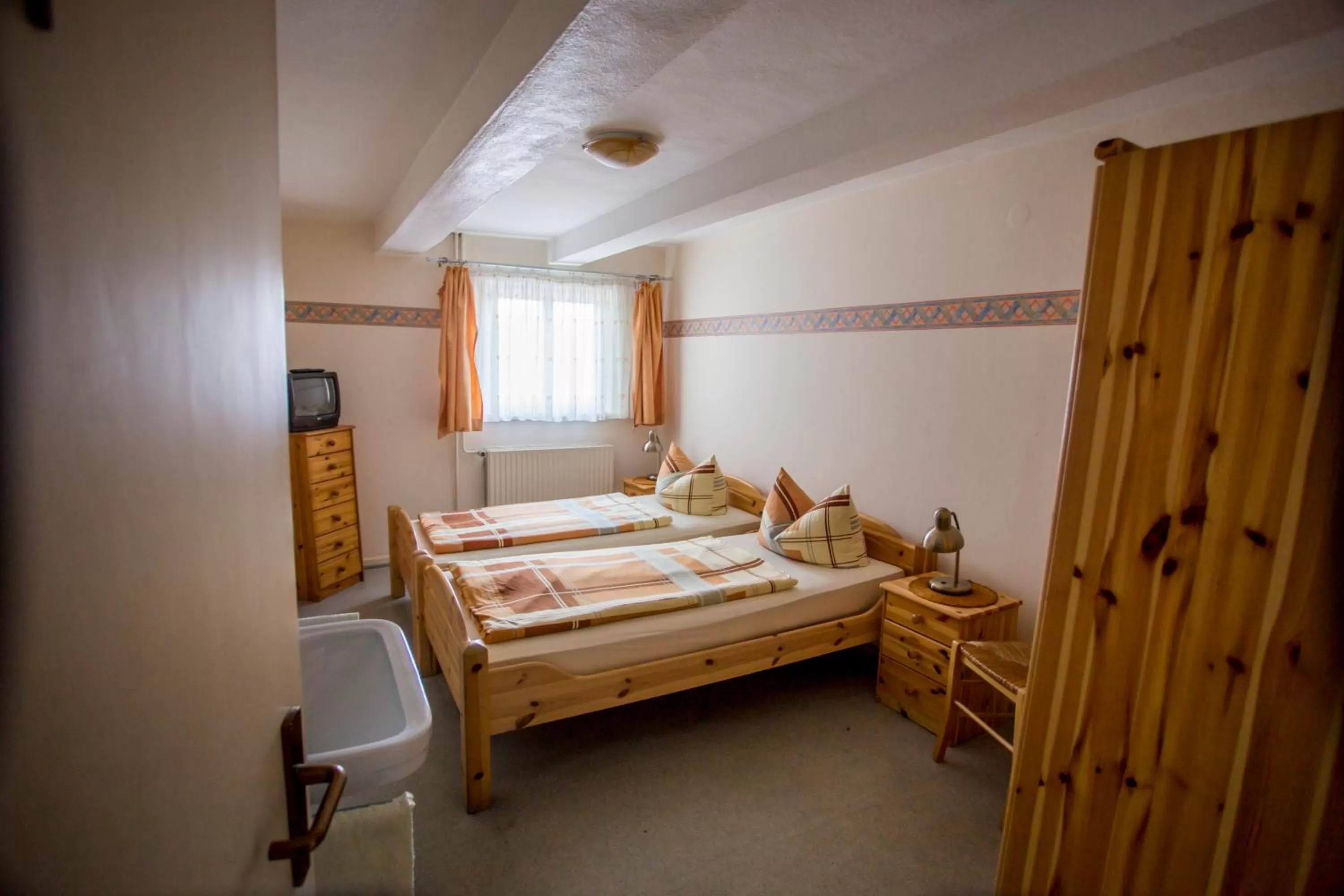 Photo of the whole room, Bed in Lindenschänke