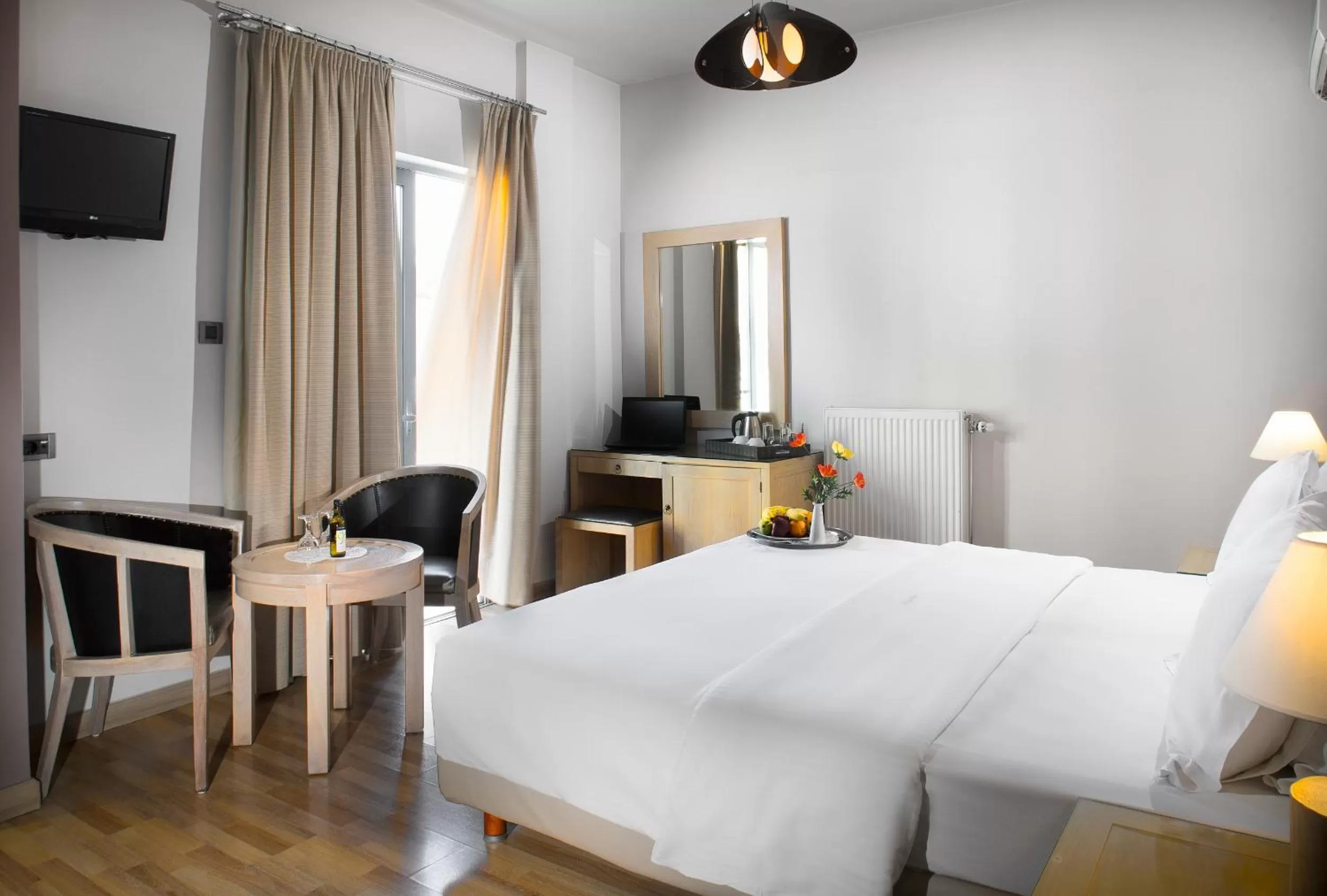 Photo of the whole room, Bed in Areos