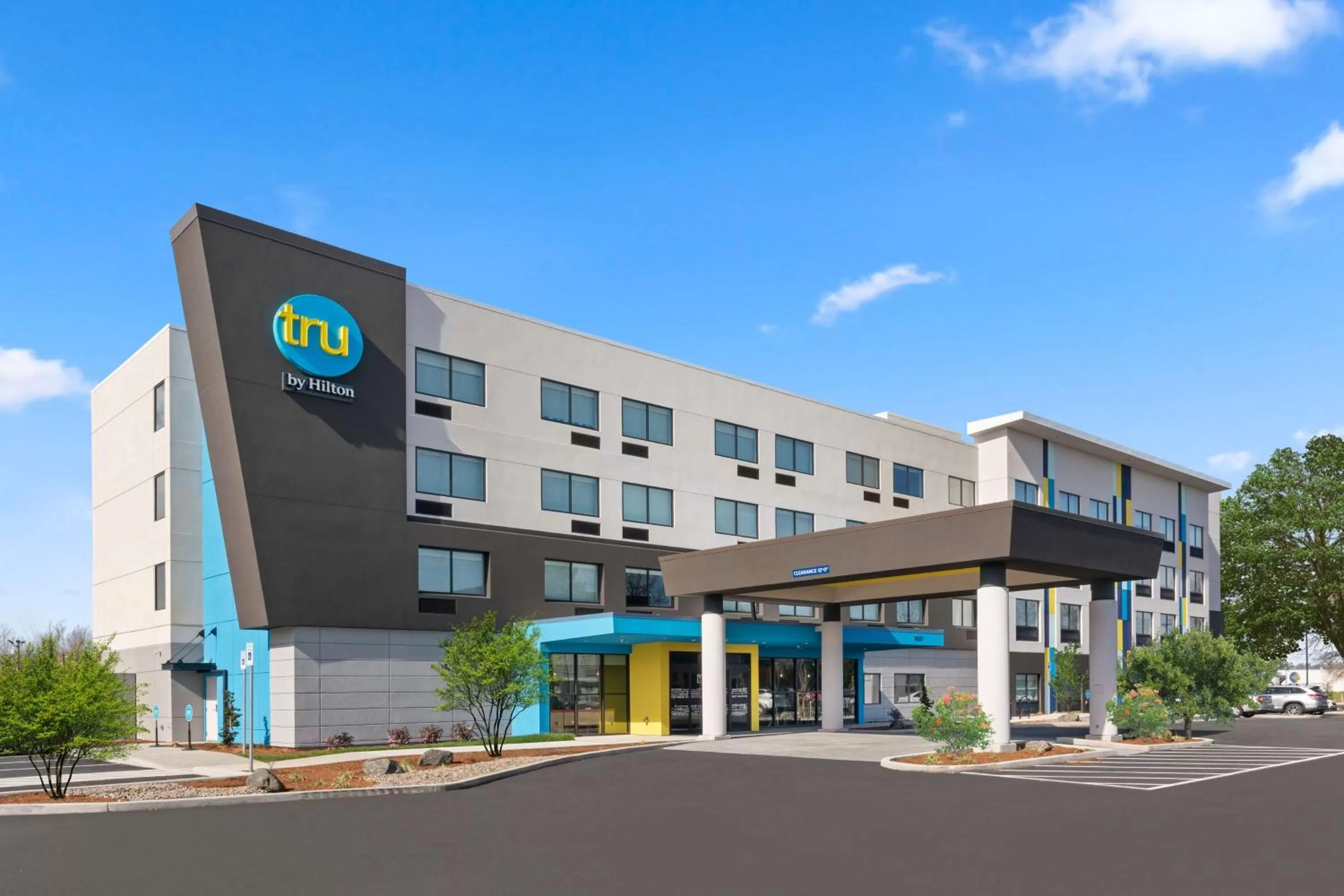Property building in Tru By Hilton Portland Airport, Or
