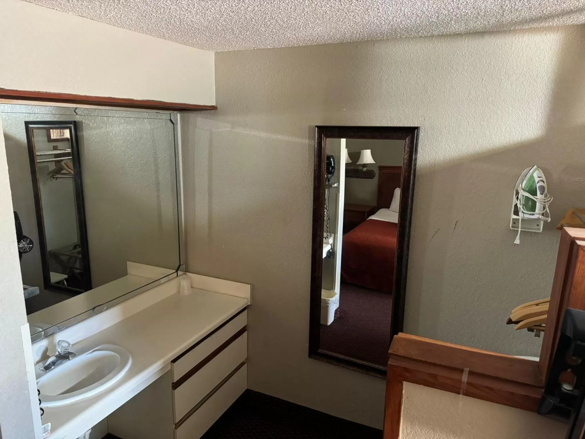 Bedroom in Rodeway Inn & Suites South of Fiesta Park