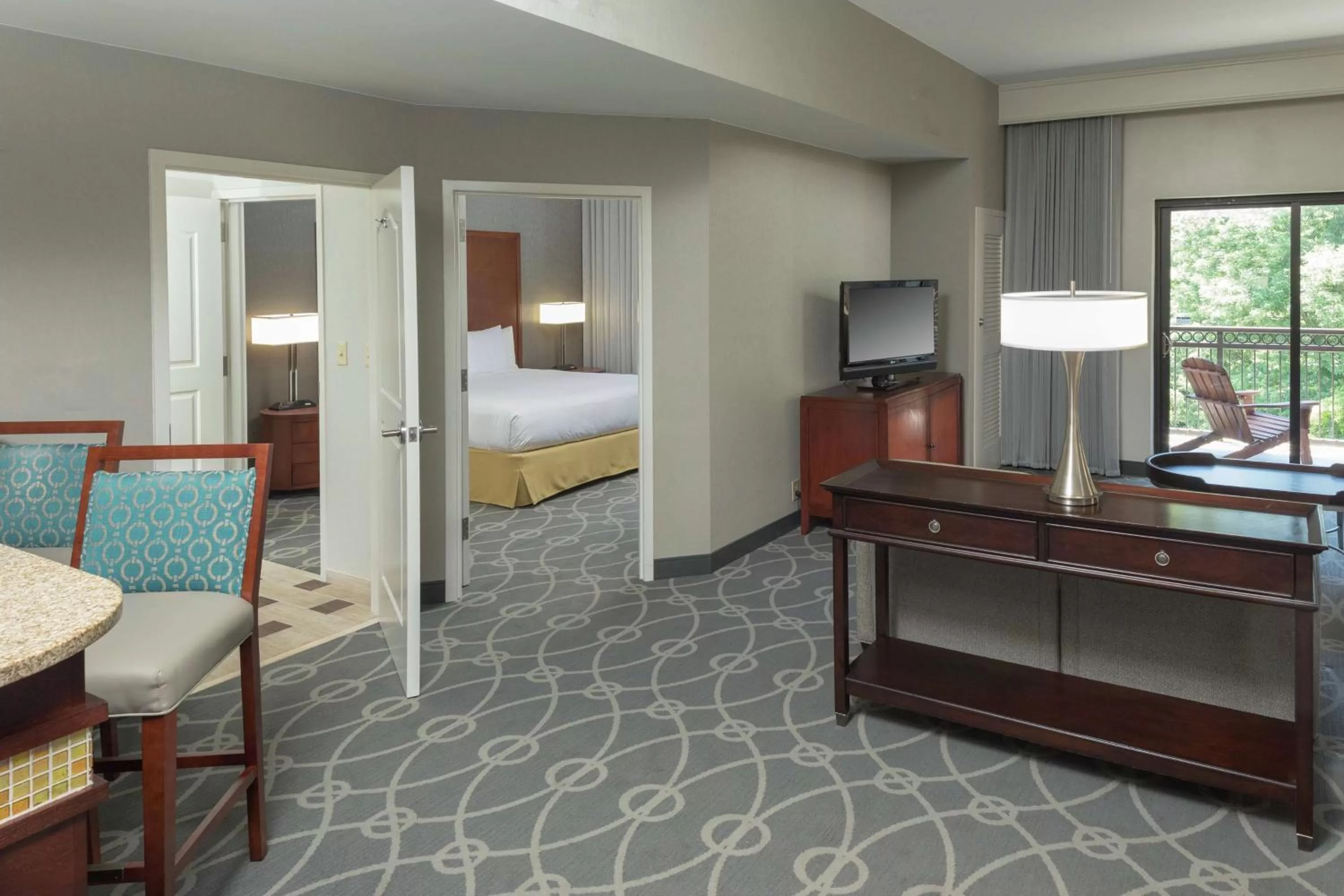 Living room, Bed in DoubleTree by Hilton Biltmore/Asheville