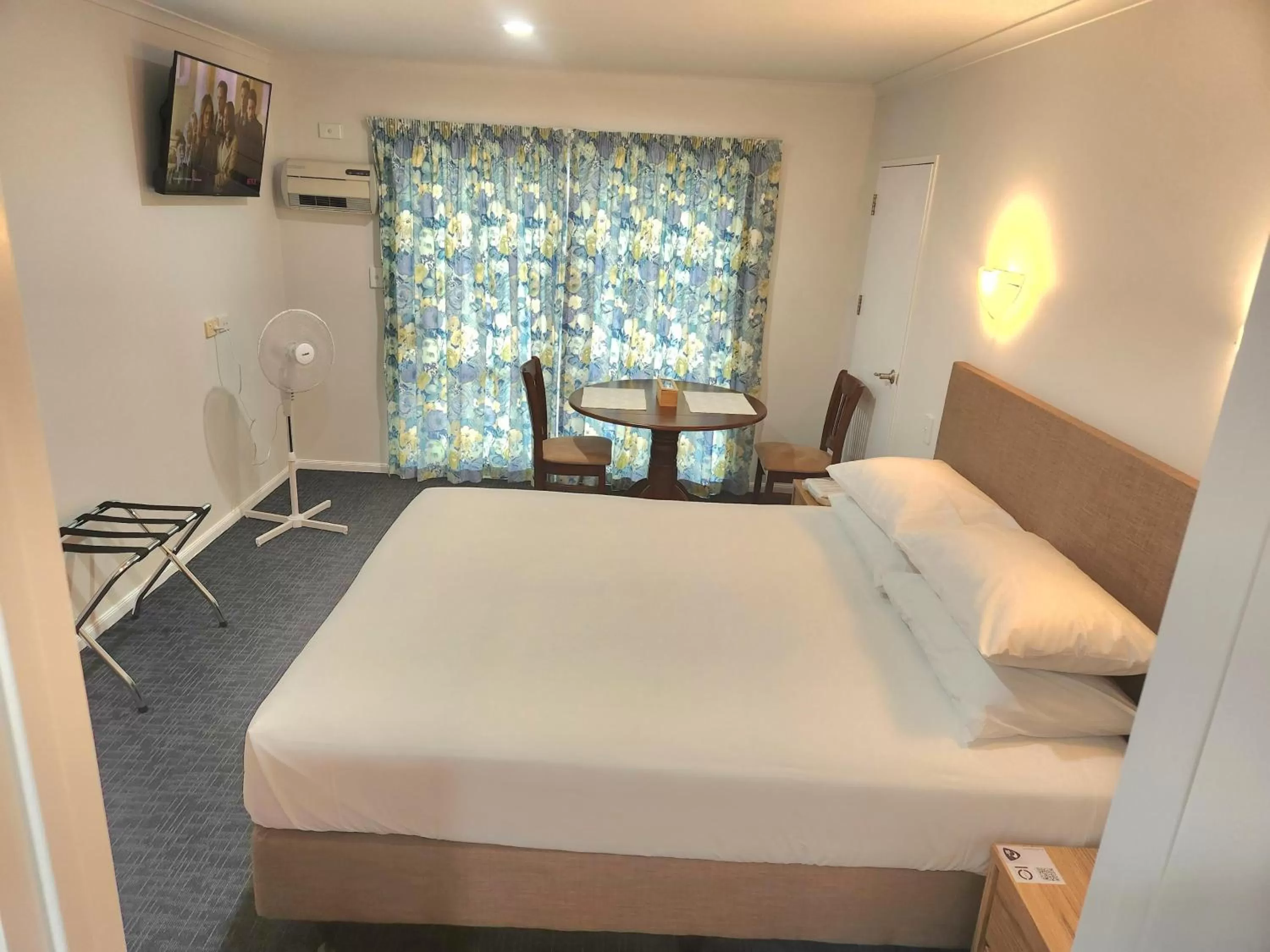 Bed in Botany Palms Motel