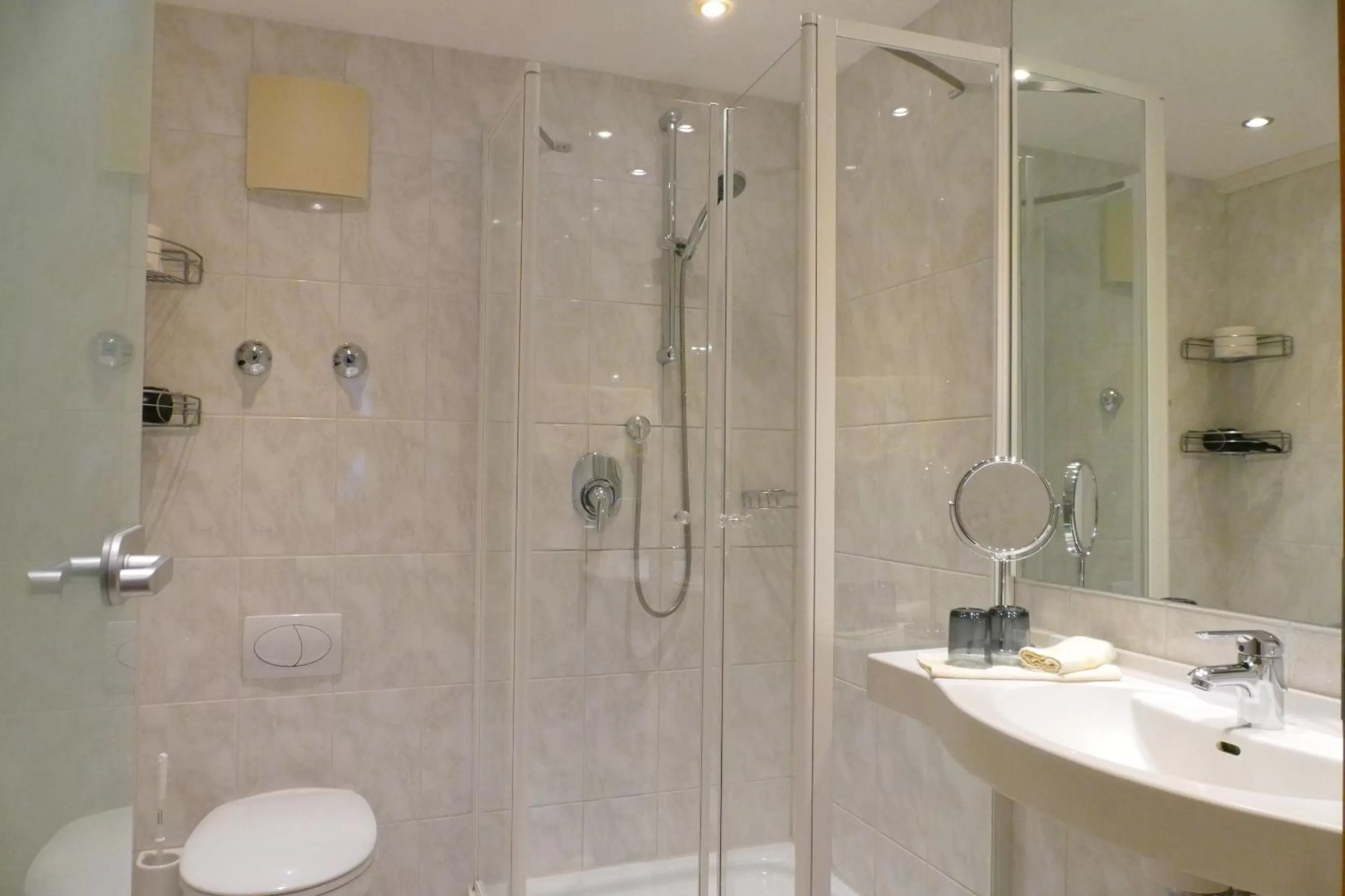 Bathroom in Altstadt-Hotel Zum Hechten