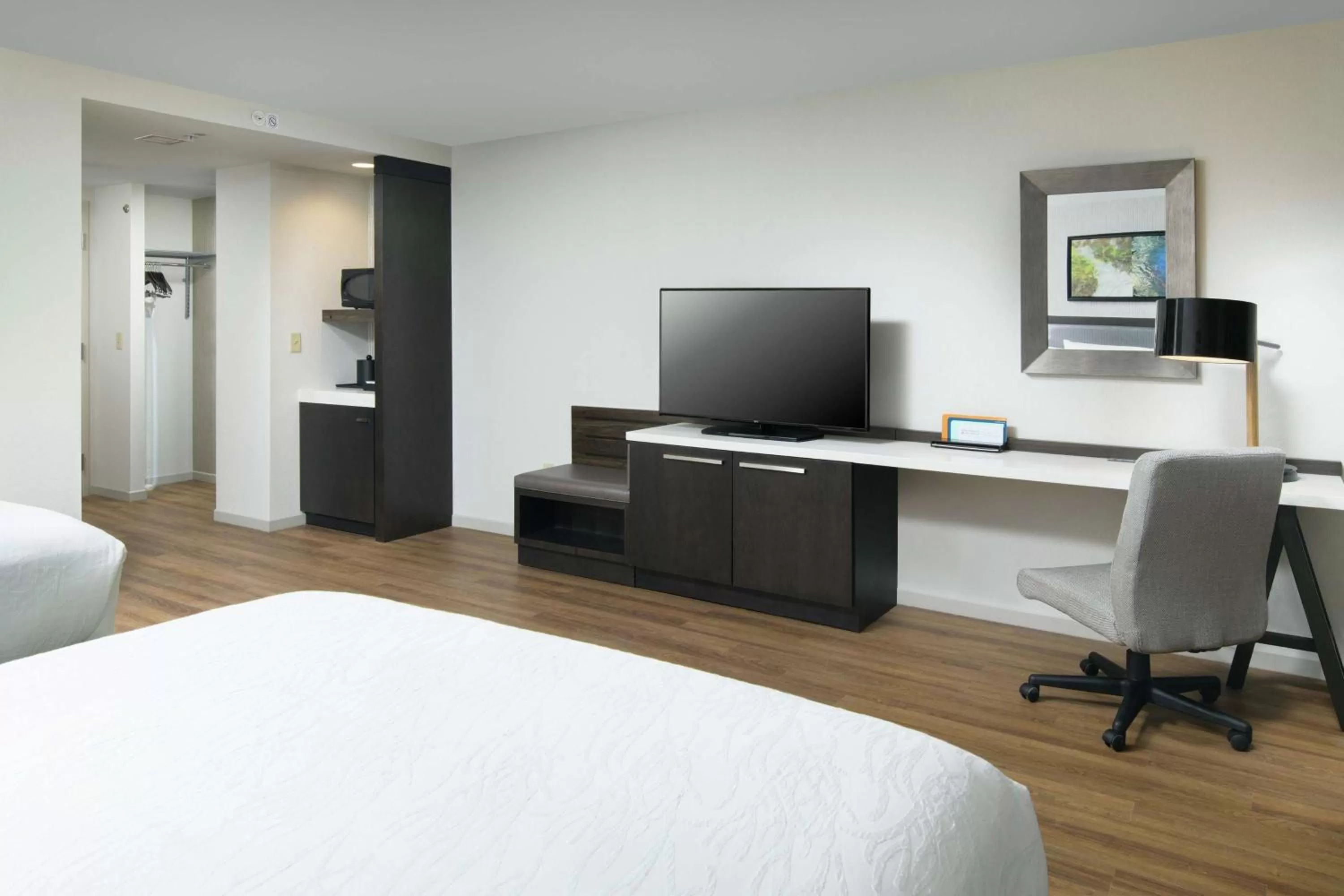 Bedroom, Bed in Hilton Garden Inn Memphis Downtown Beale Street