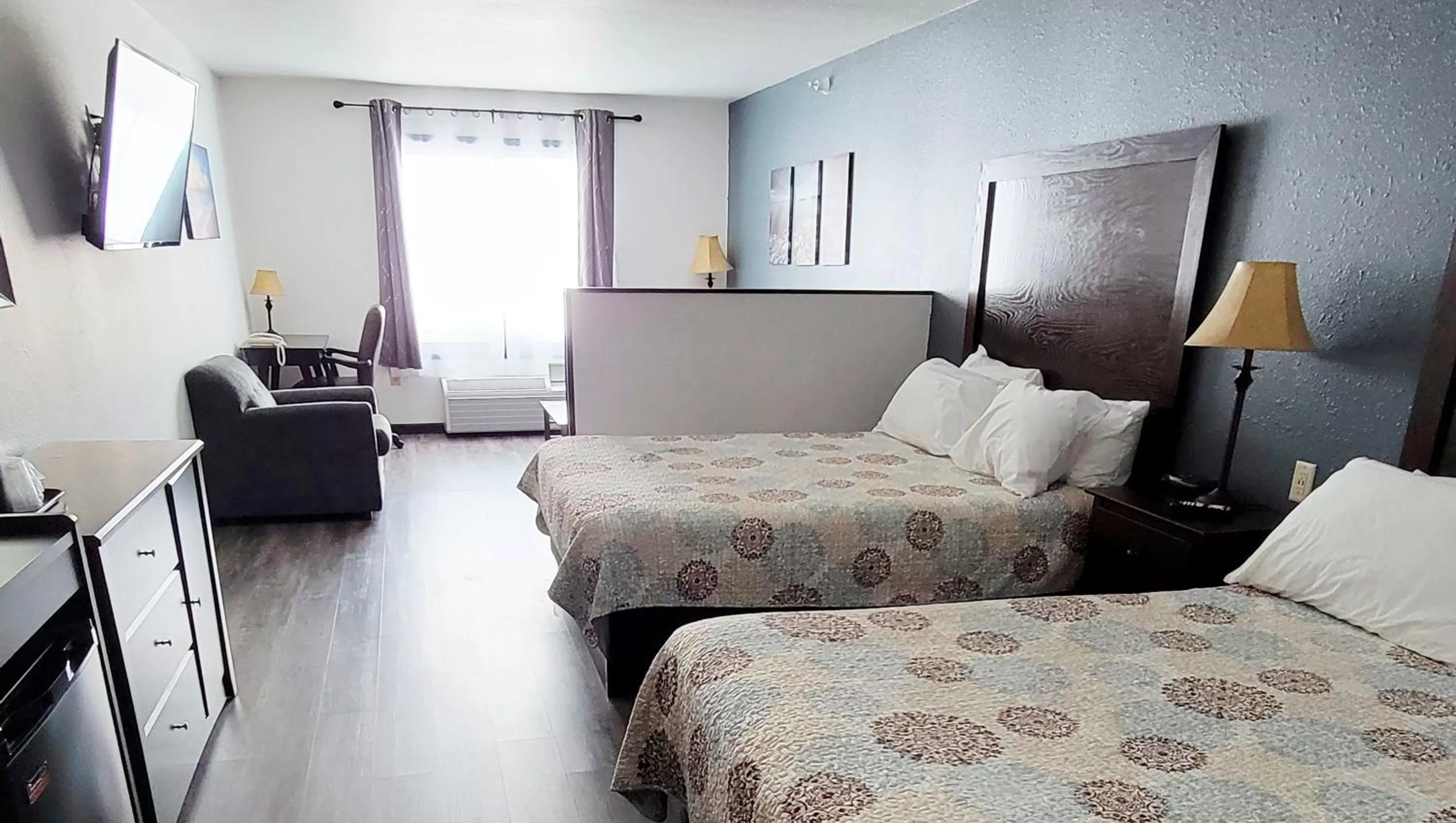 Photo of the whole room, Bed in Jasper Ridge Inn Ishpeming