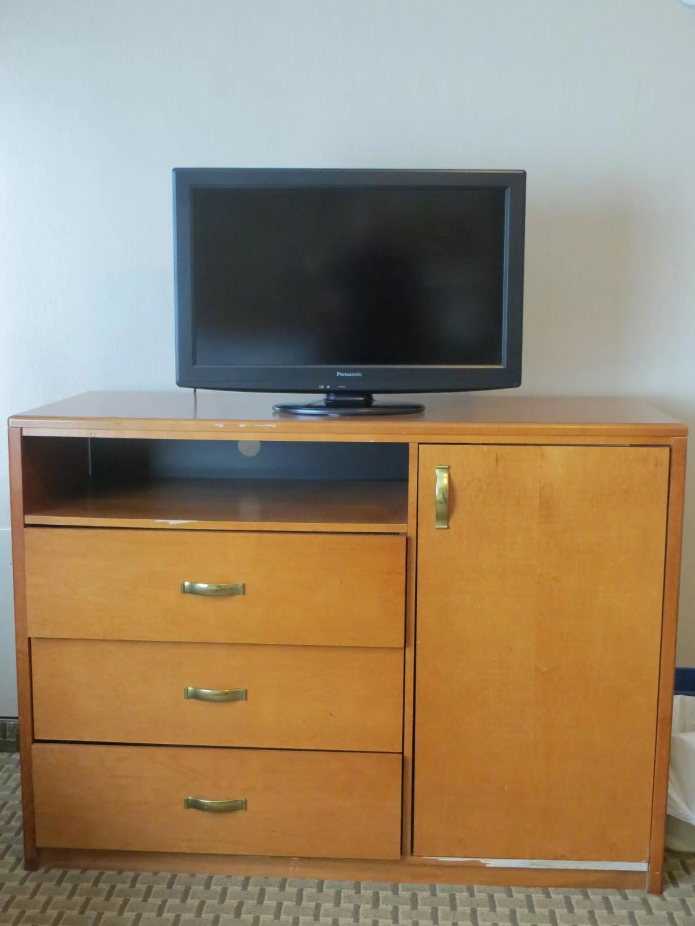TV and multimedia in Travelodge by Wyndham Thunder Bay ON