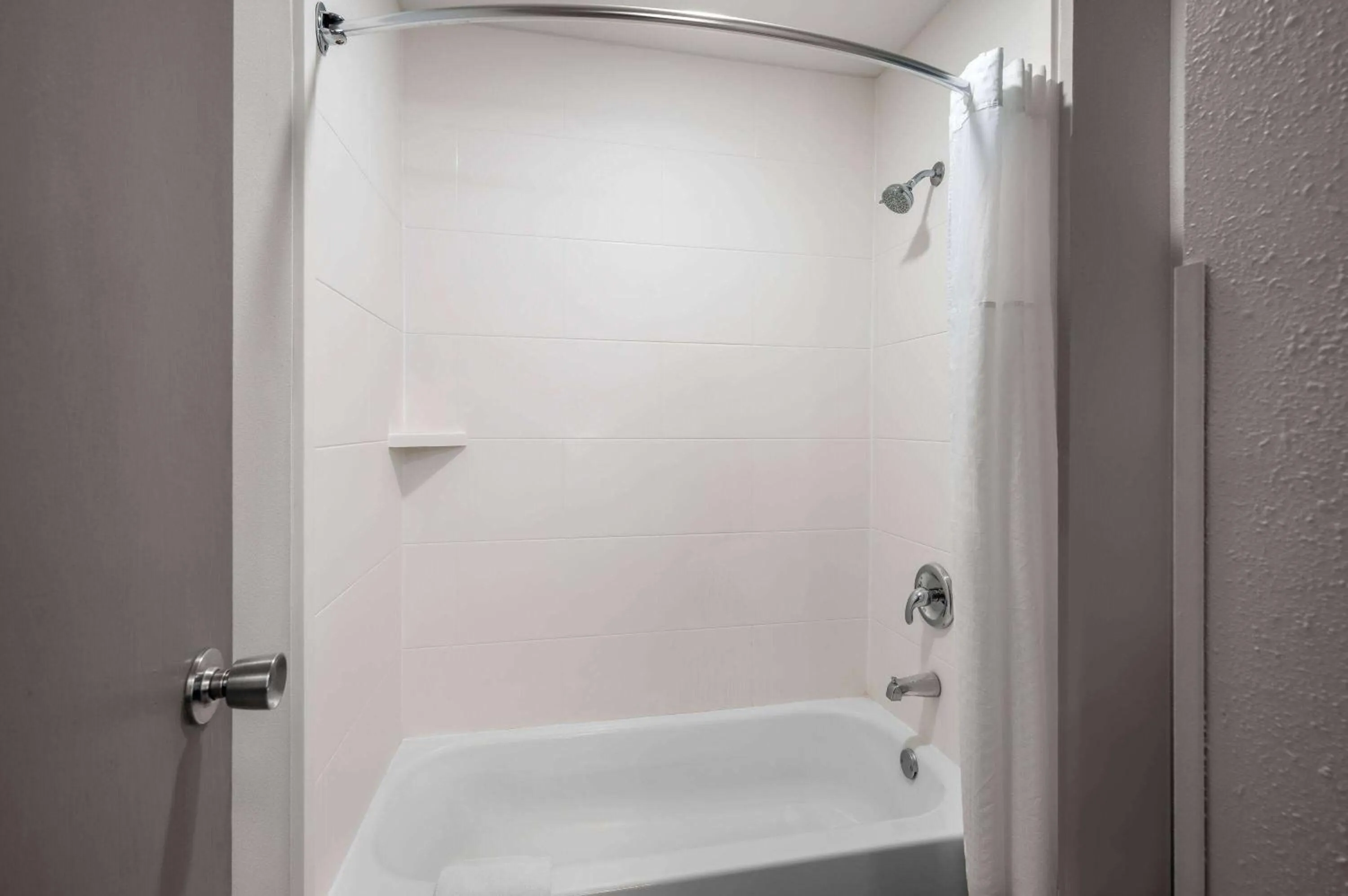 Bathroom in La Quinta Inn by Wyndham Indianapolis Airport Executive Dr