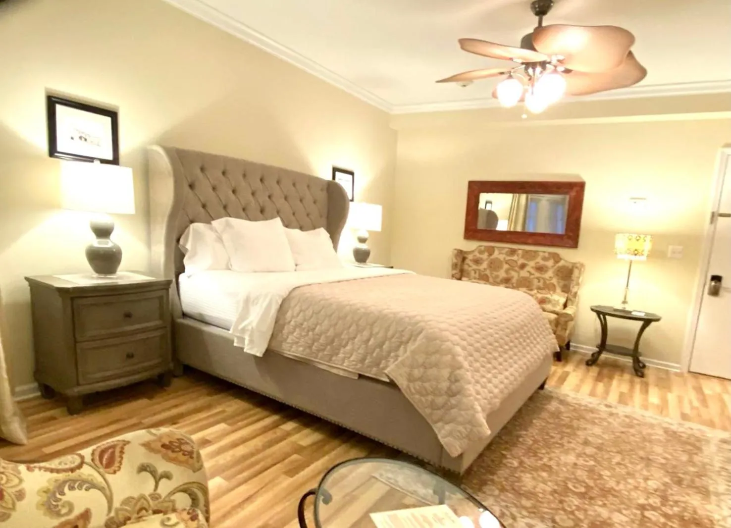 Bed in Inn on Main Hotel