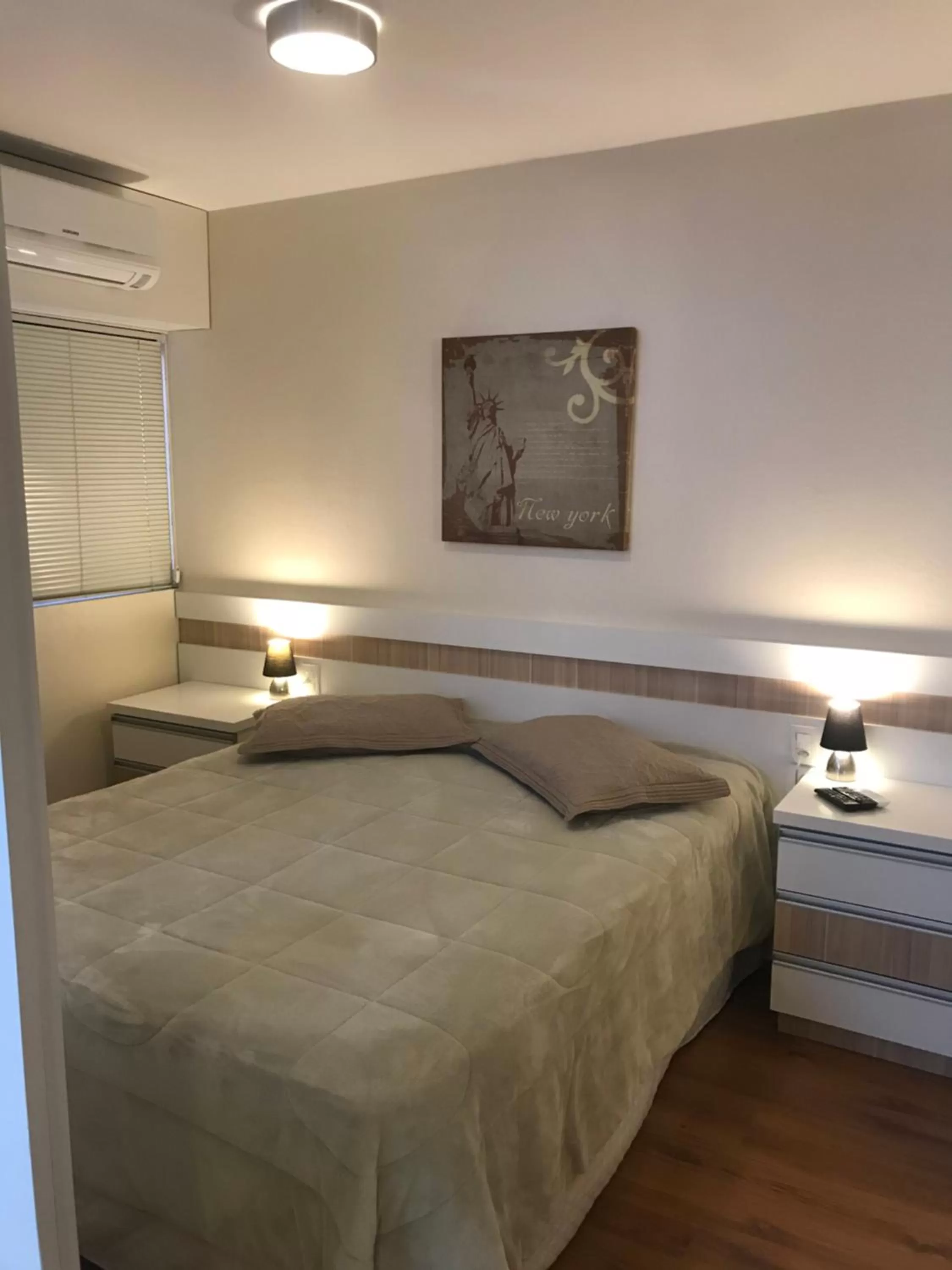 Bed in Wall Street Flat Service