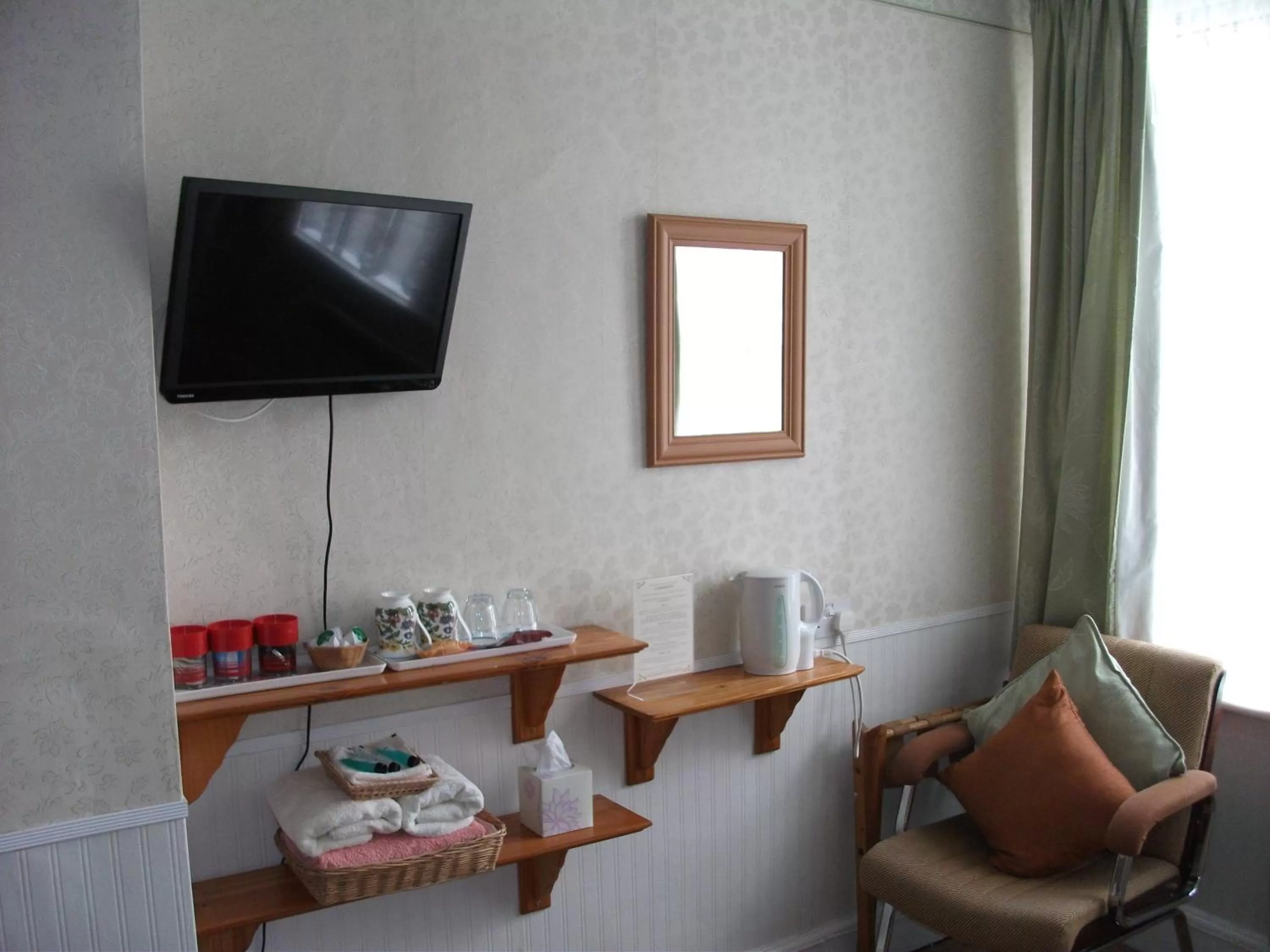 Twin Room with Shower in Claremont Guesthouse