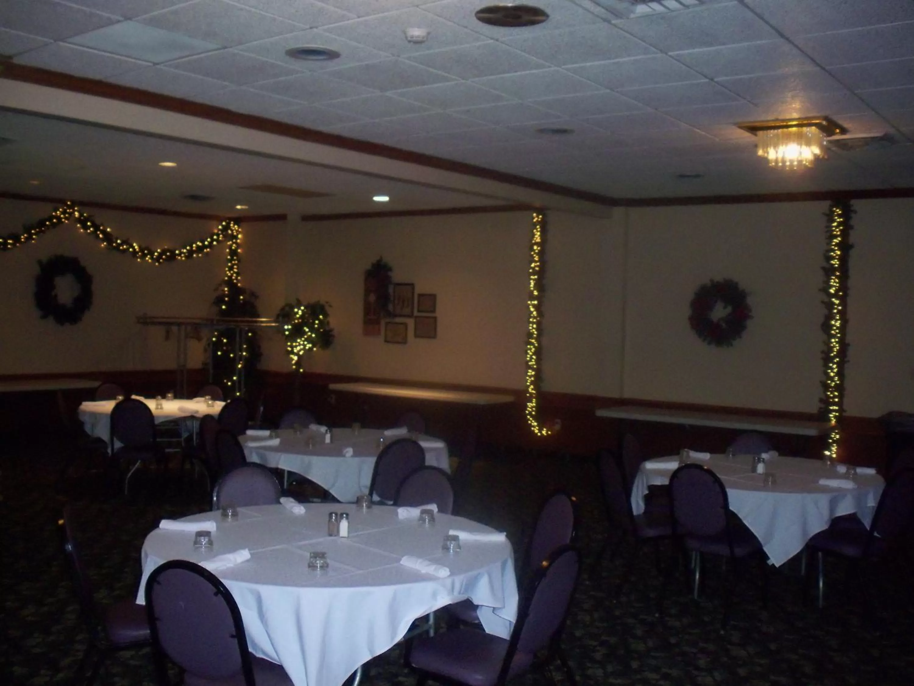 Business facilities, Restaurant/Places to Eat in Gladstone Inn and Suites