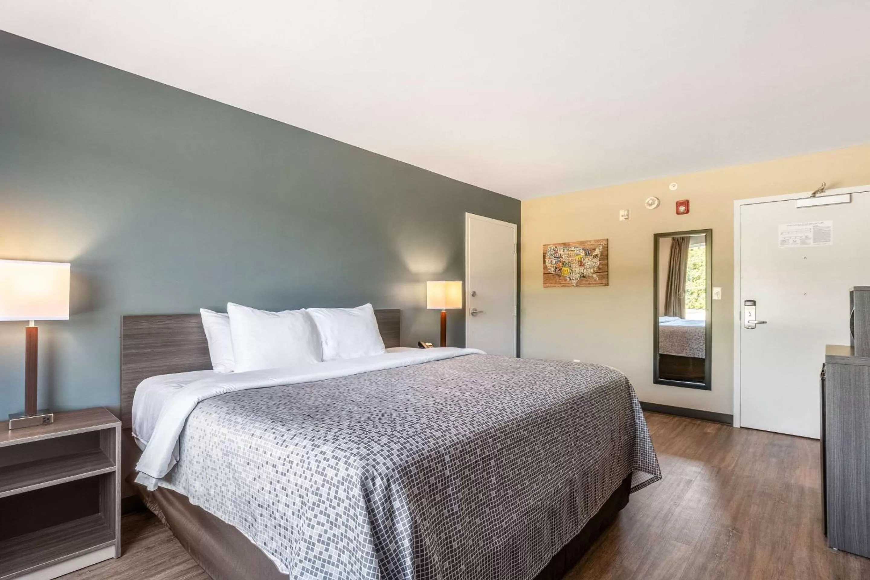 Photo of the whole room, Bed in Econo Lodge Dayton North