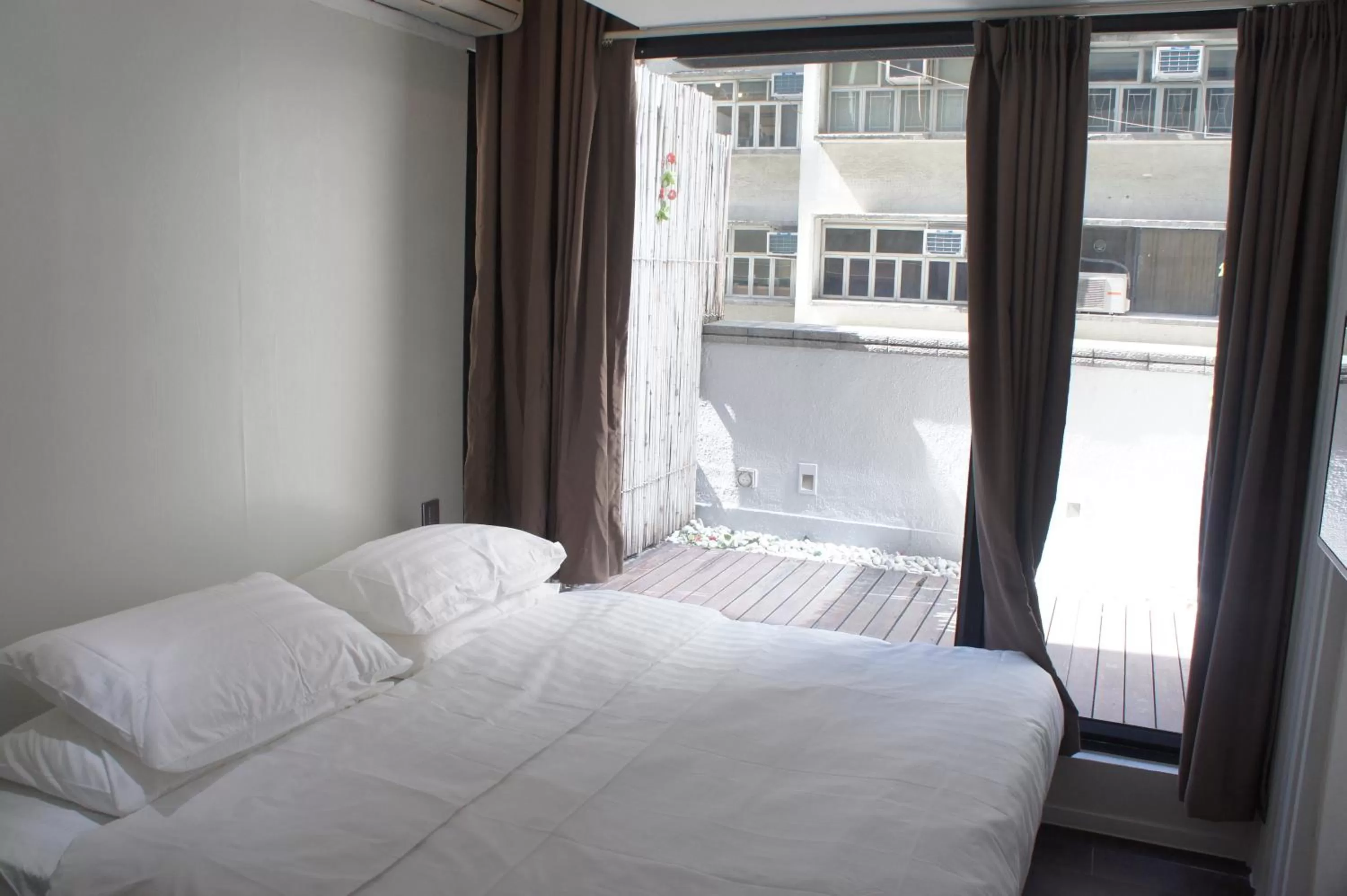 Photo of the whole room, Bed in Homy Central