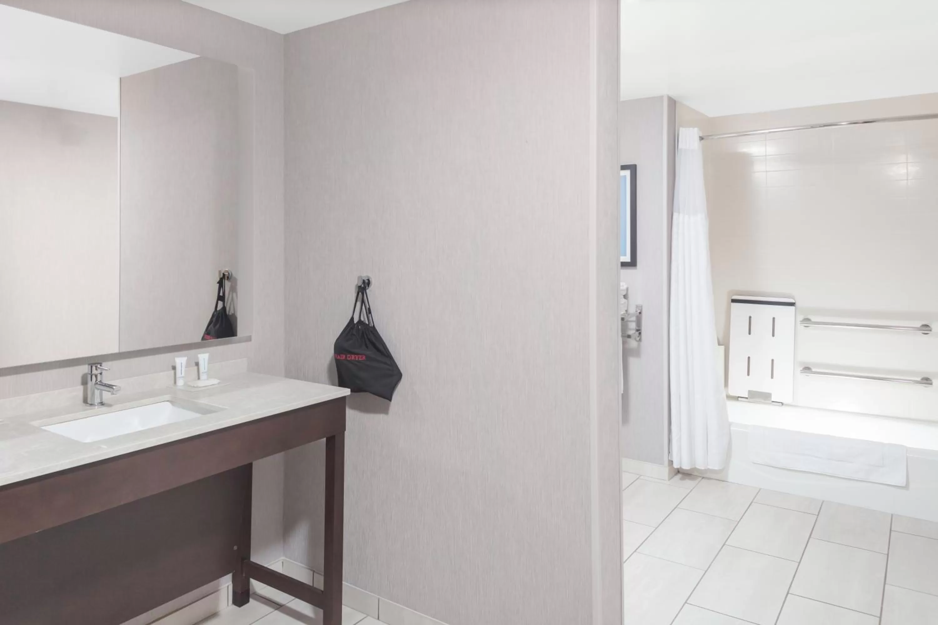 Bathroom, Bed in Hyatt Place Charlotte University