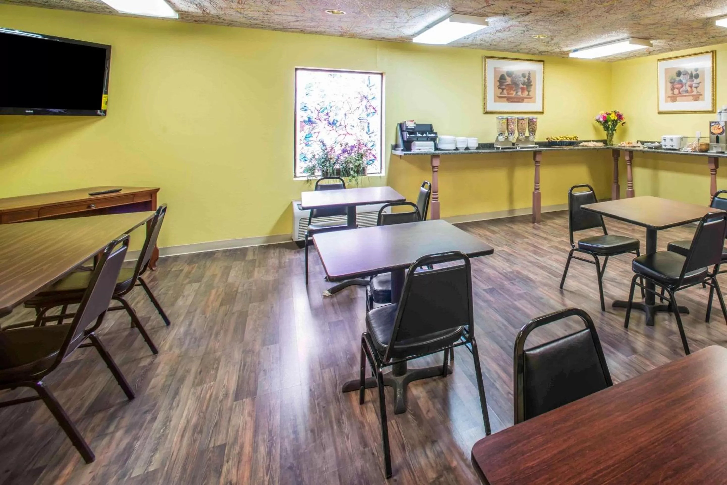 Restaurant/places to eat in Econo Lodge Marion