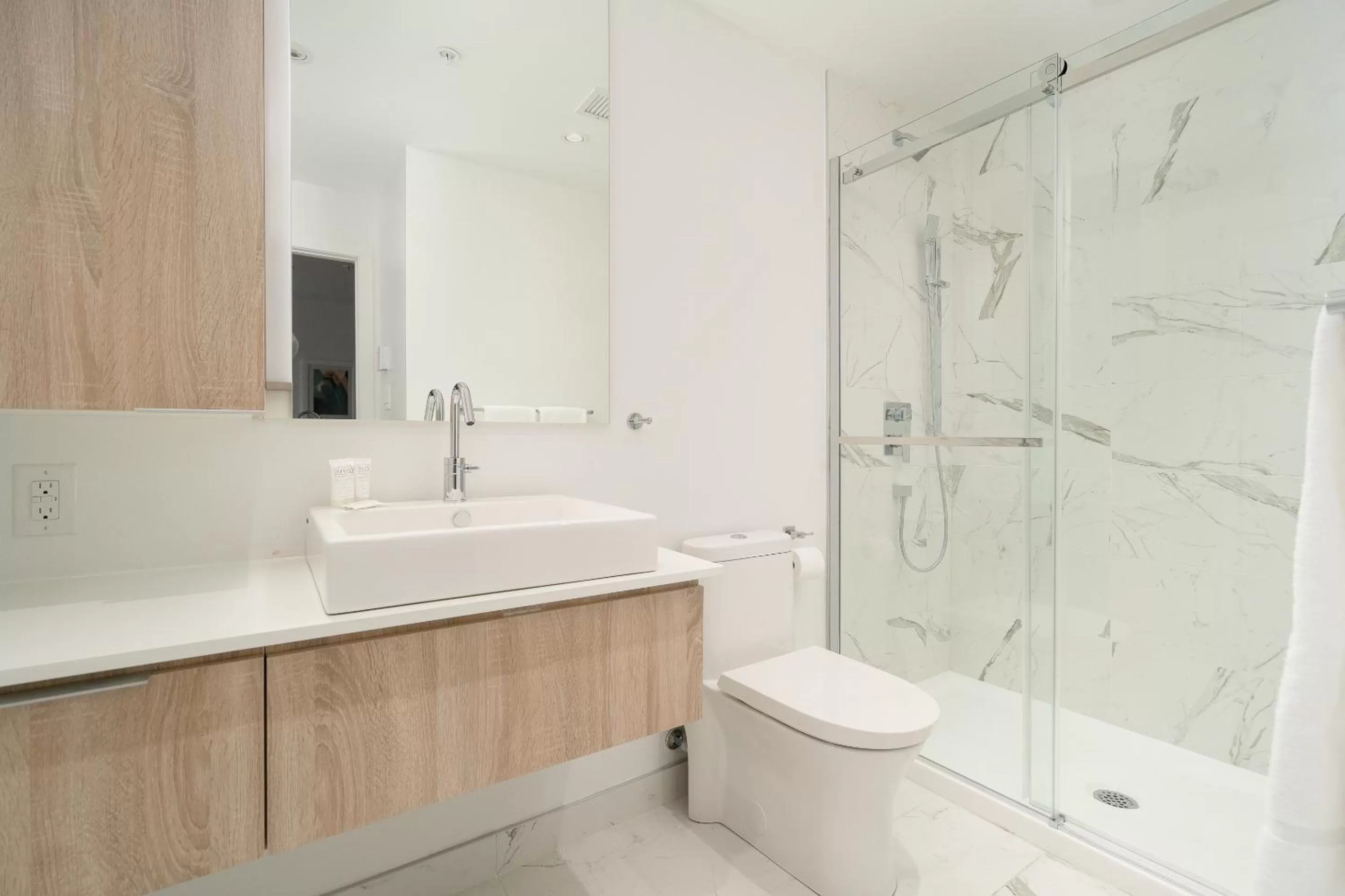 Living room, Bathroom in Sonder at The Richmond