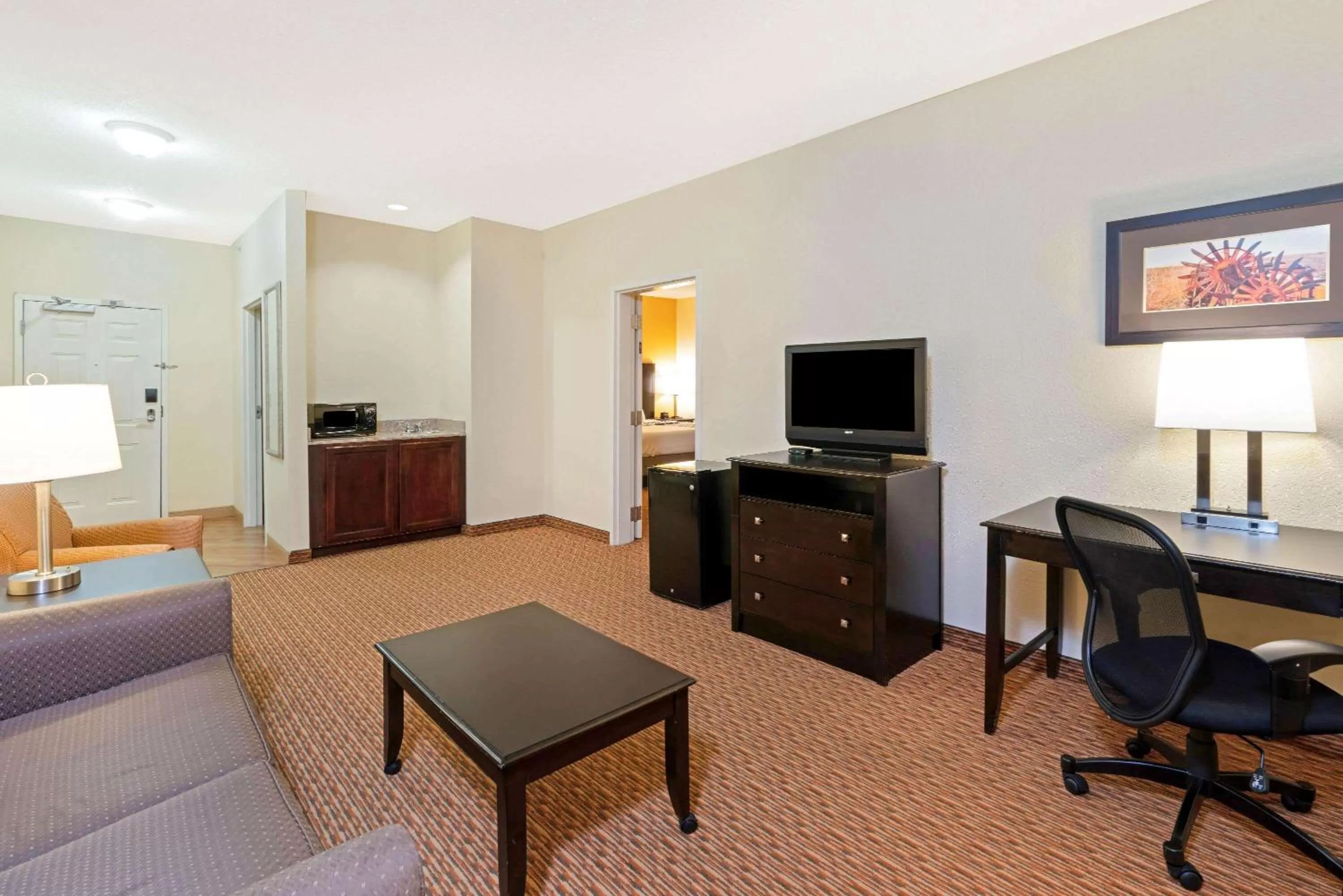 Photo of the whole room, Bed in La Quinta by Wyndham Stillwater -University Area