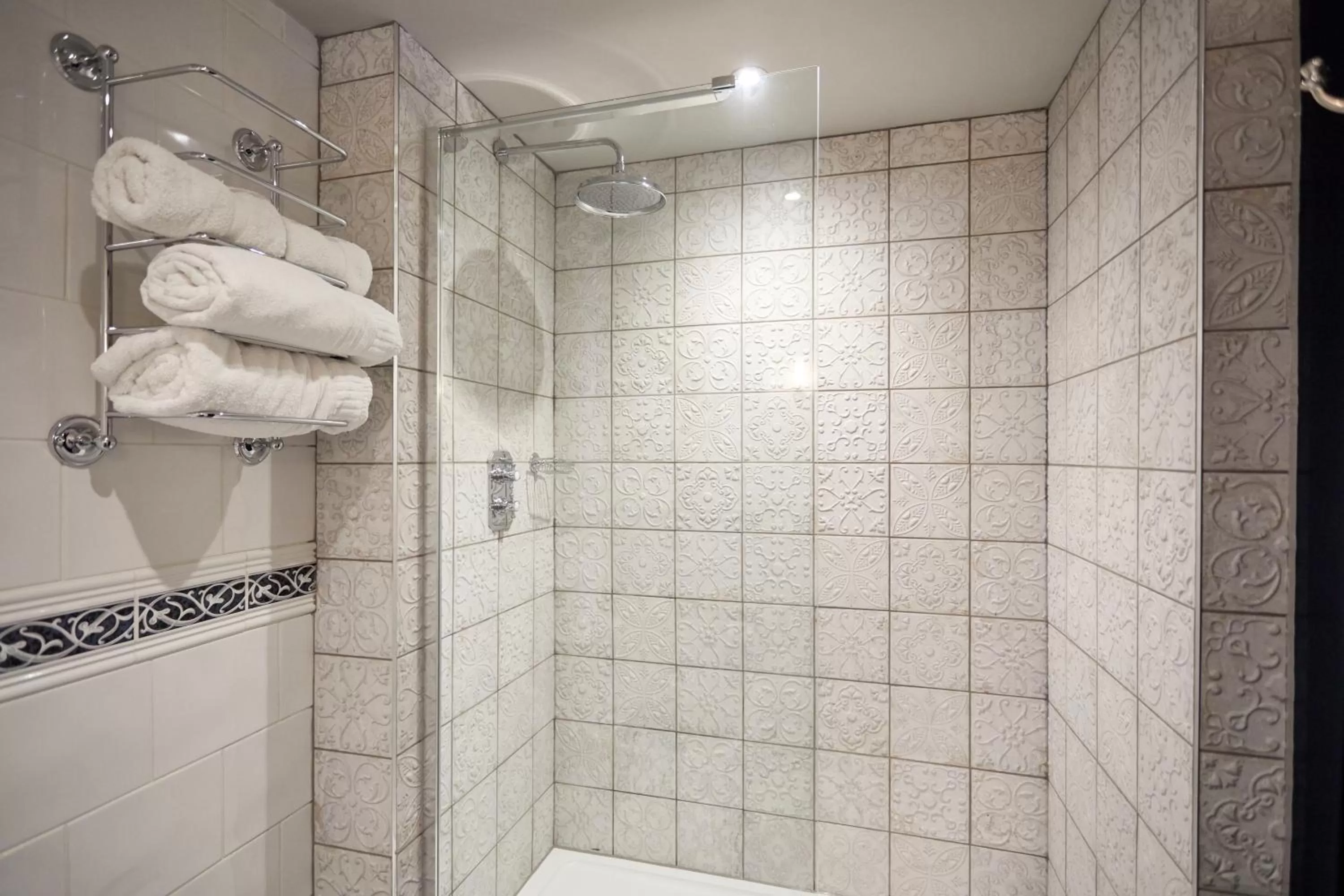 Bathroom in The Fleece at Cirencester