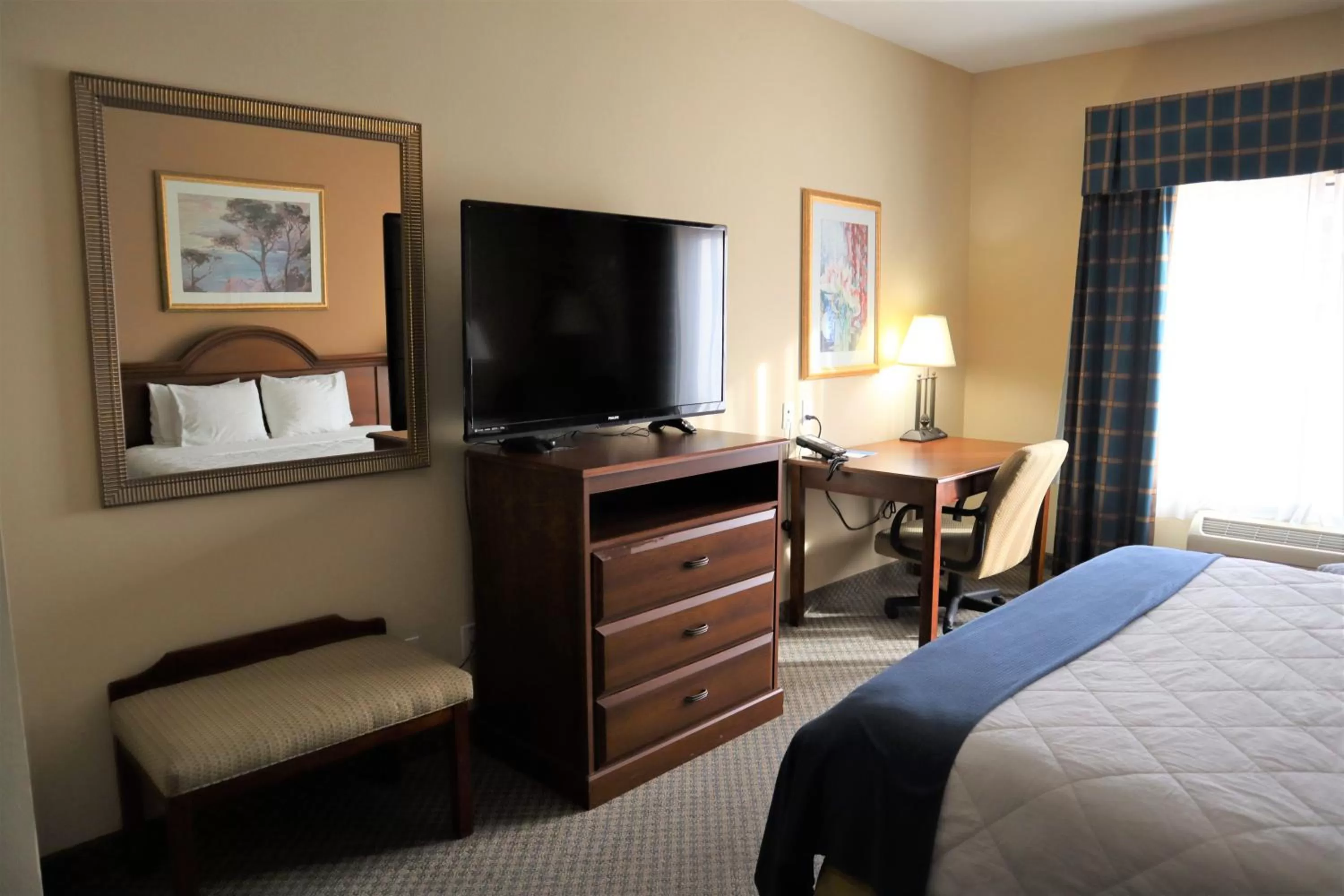 TV and multimedia, Bed in Oasis Inn & Suites 29 Palms Hotel Joshua Tree National Park