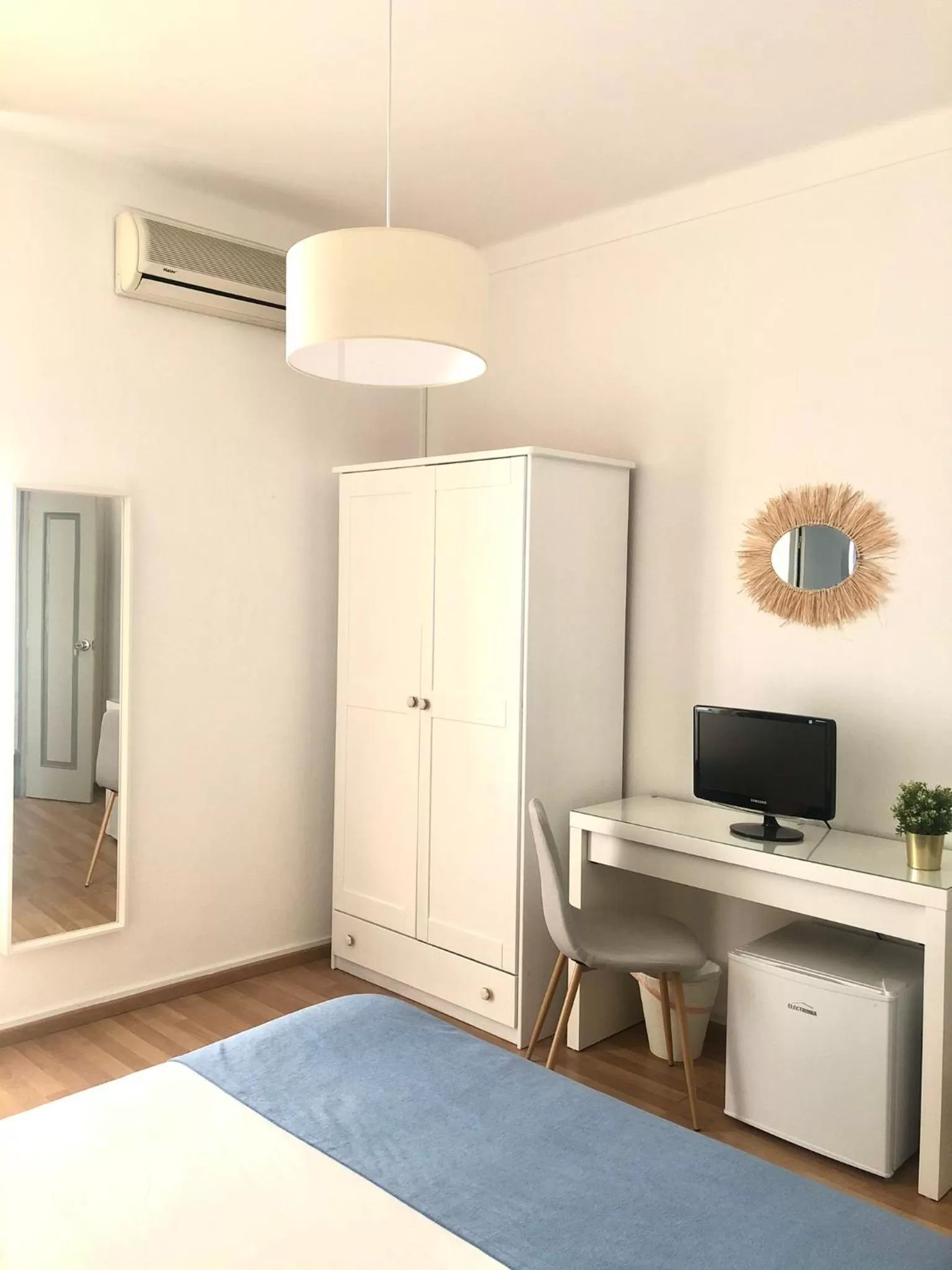 Bed, TV/Entertainment Center in Arcada House Tavira