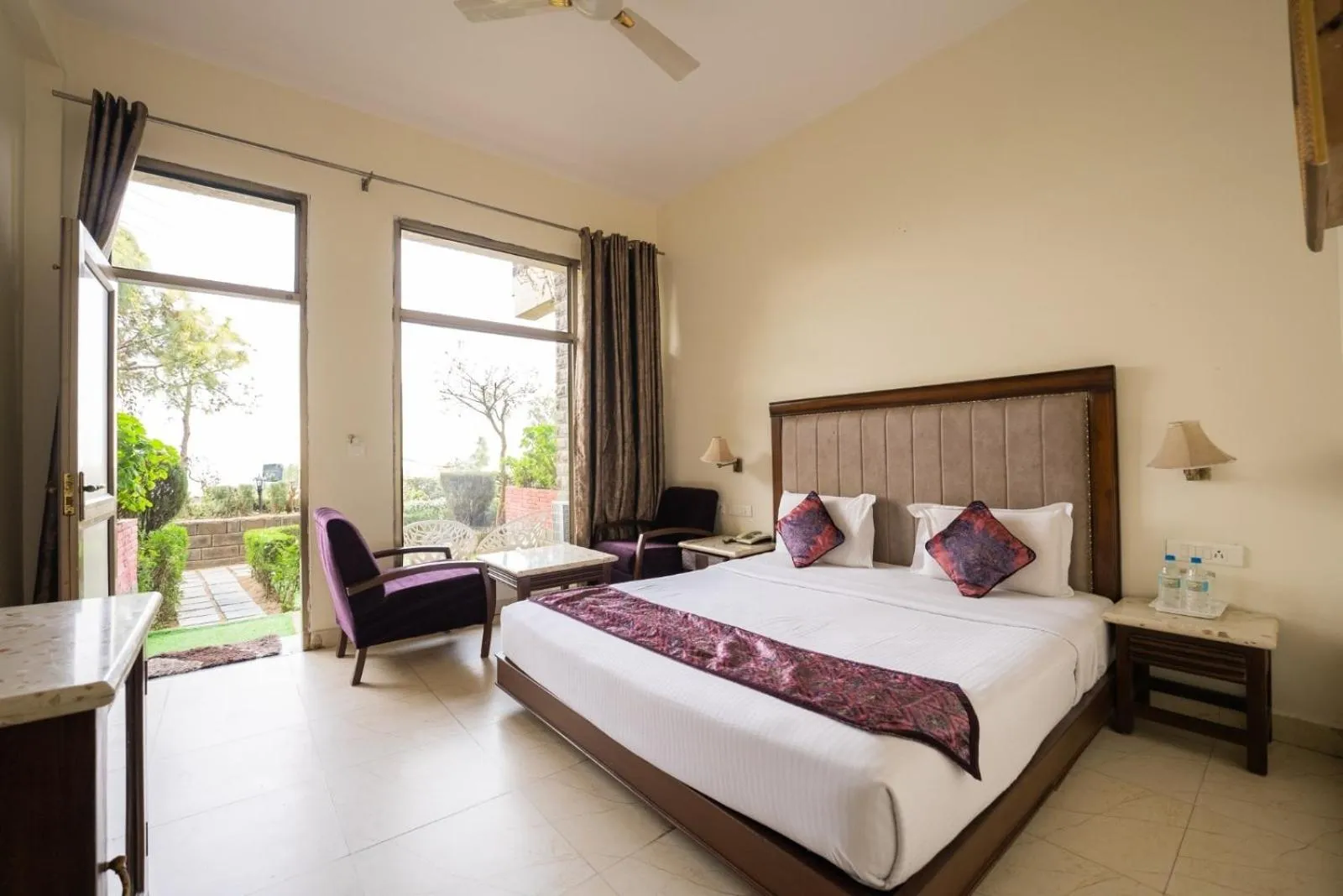 Bedroom in Kasauli Castle Resort