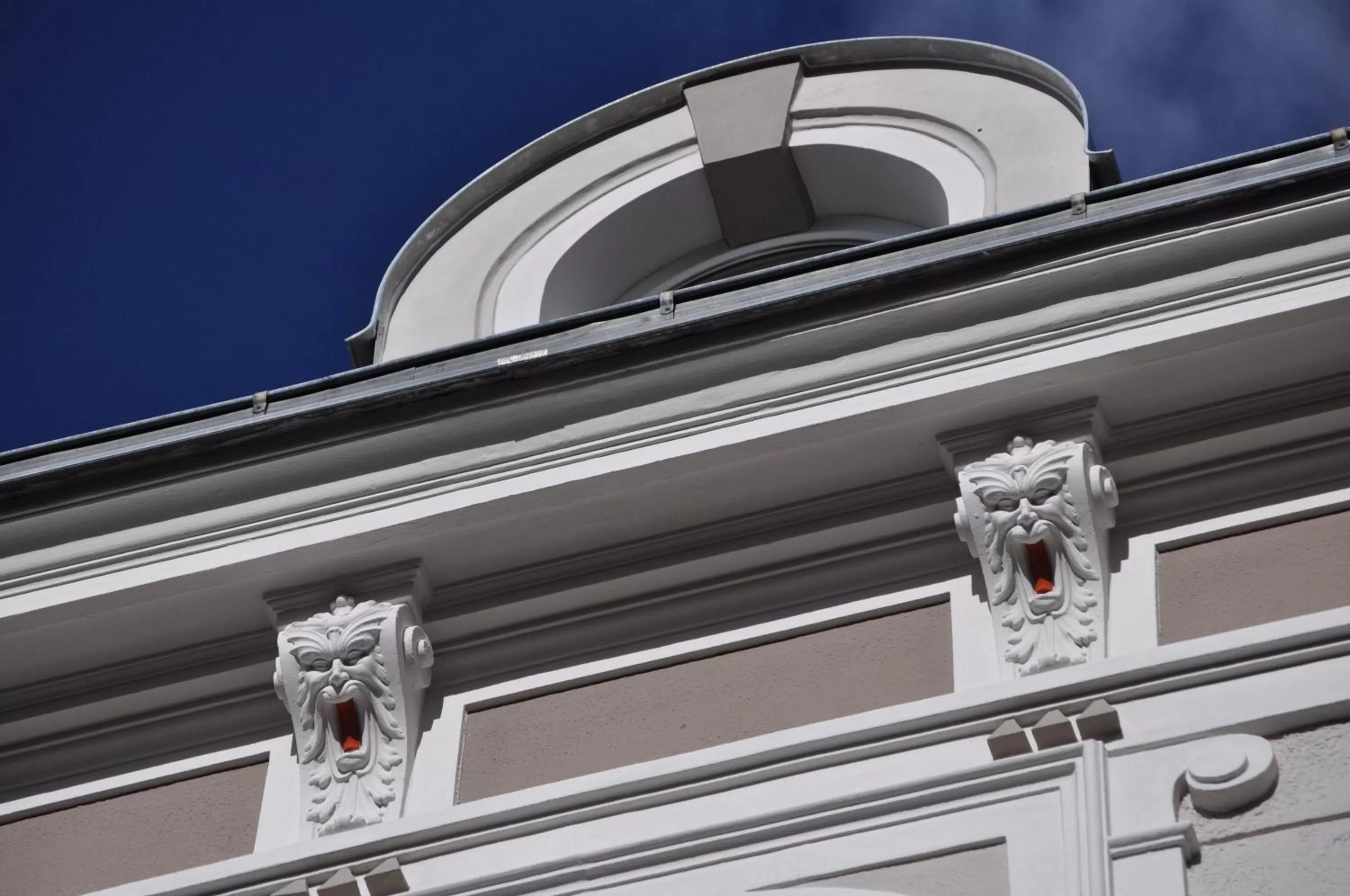 Facade/entrance in Dom Hotel