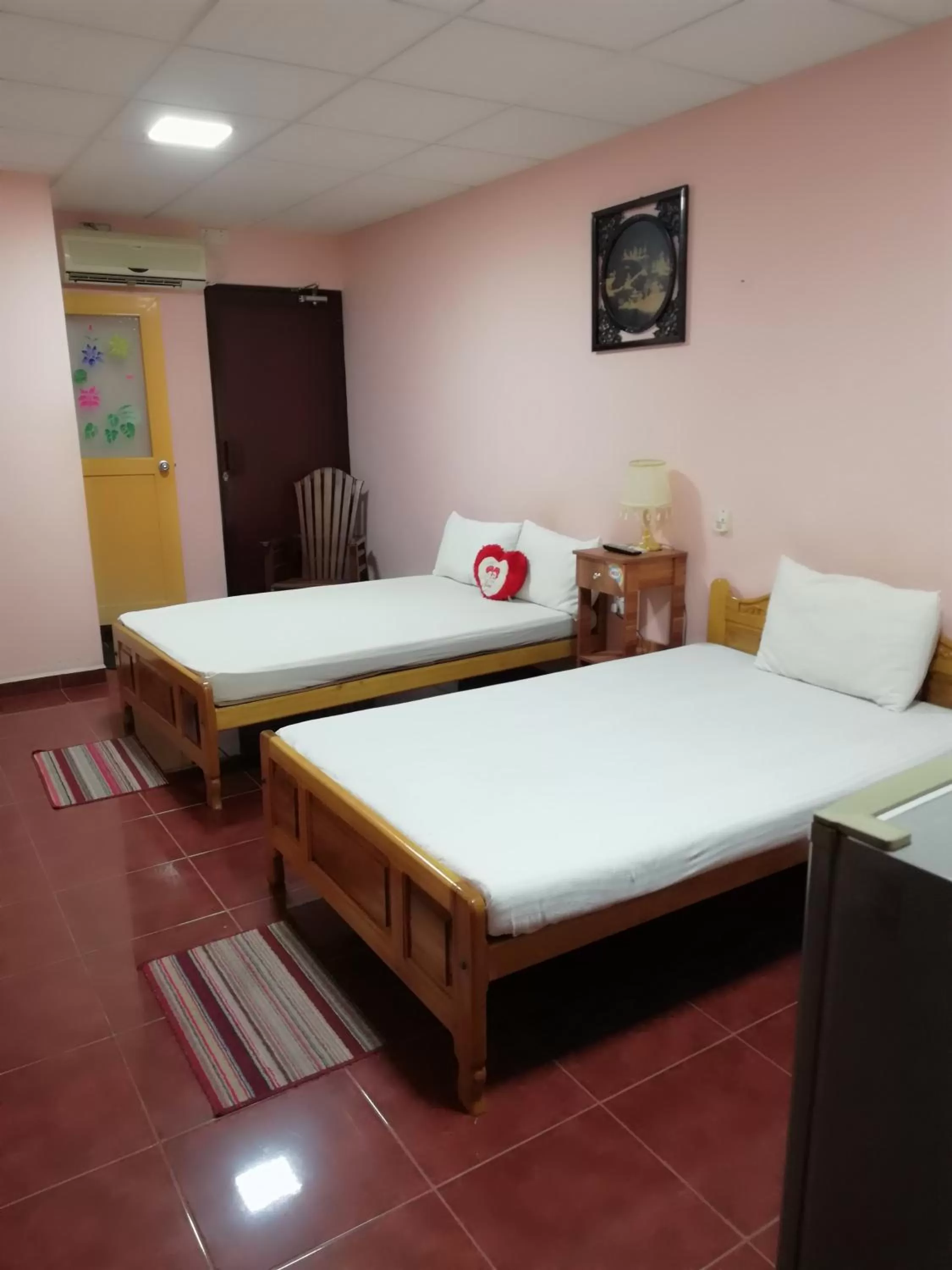 Photo of the whole room, Bed in Sunshine Hotel