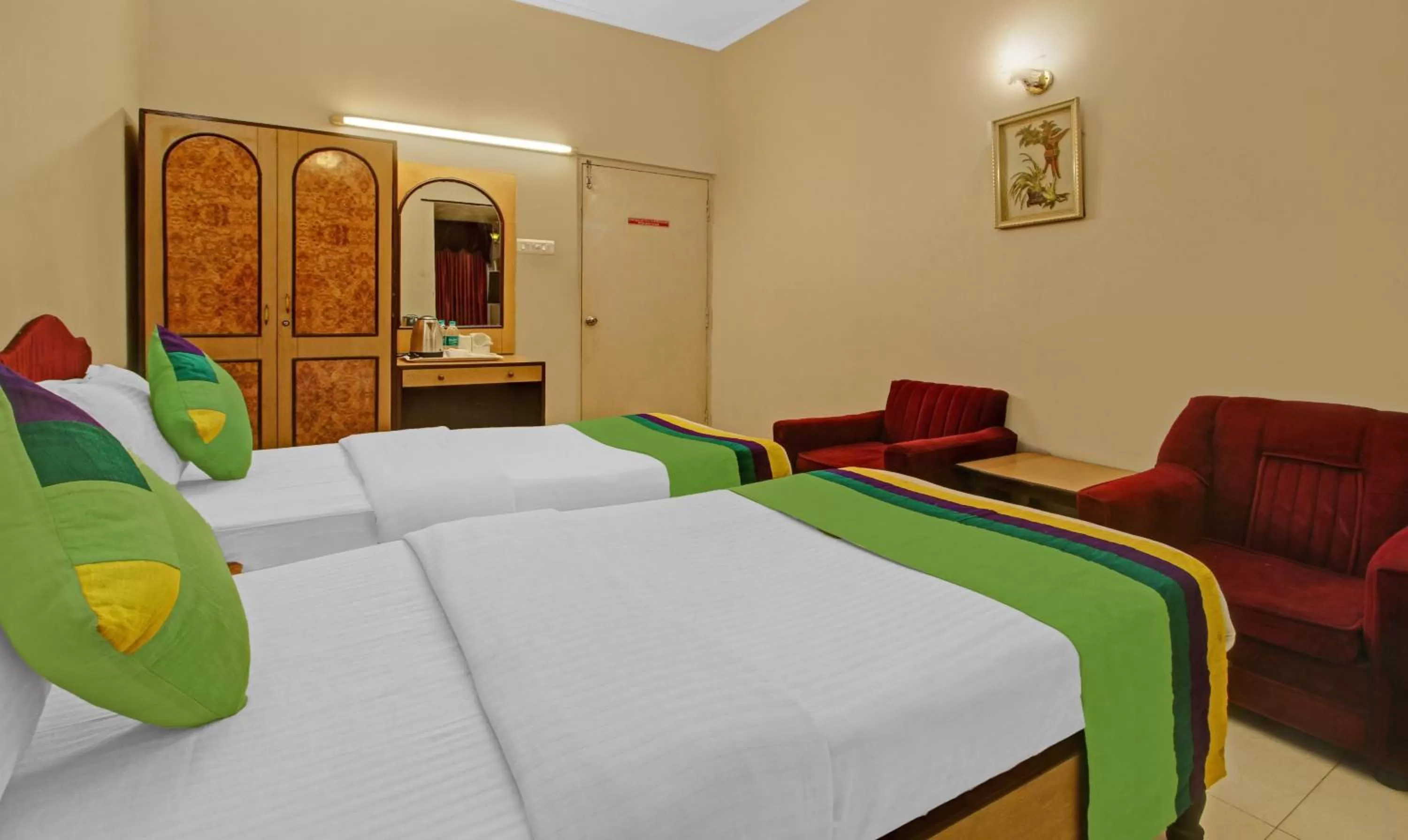 Bedroom, Bed in Treebo Mira Inn, Camac Street