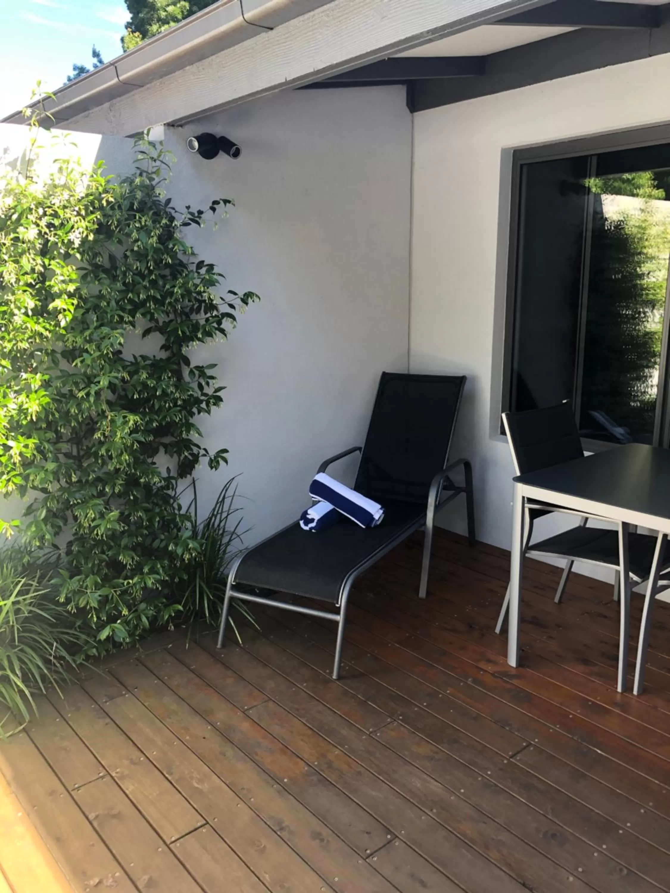 Garden in Bright Colonial Motel