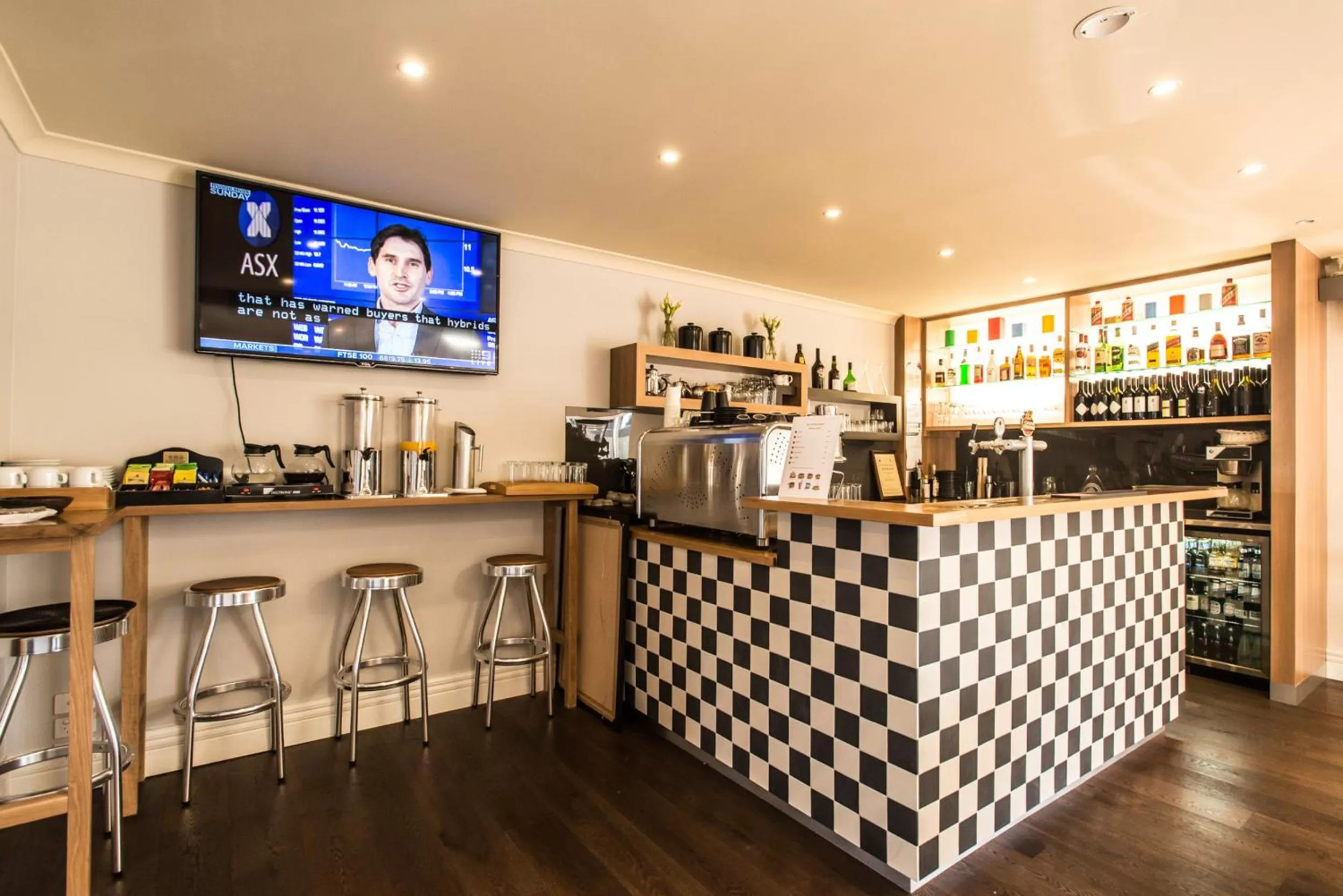 Restaurant/places to eat in The Waverley International Hotel