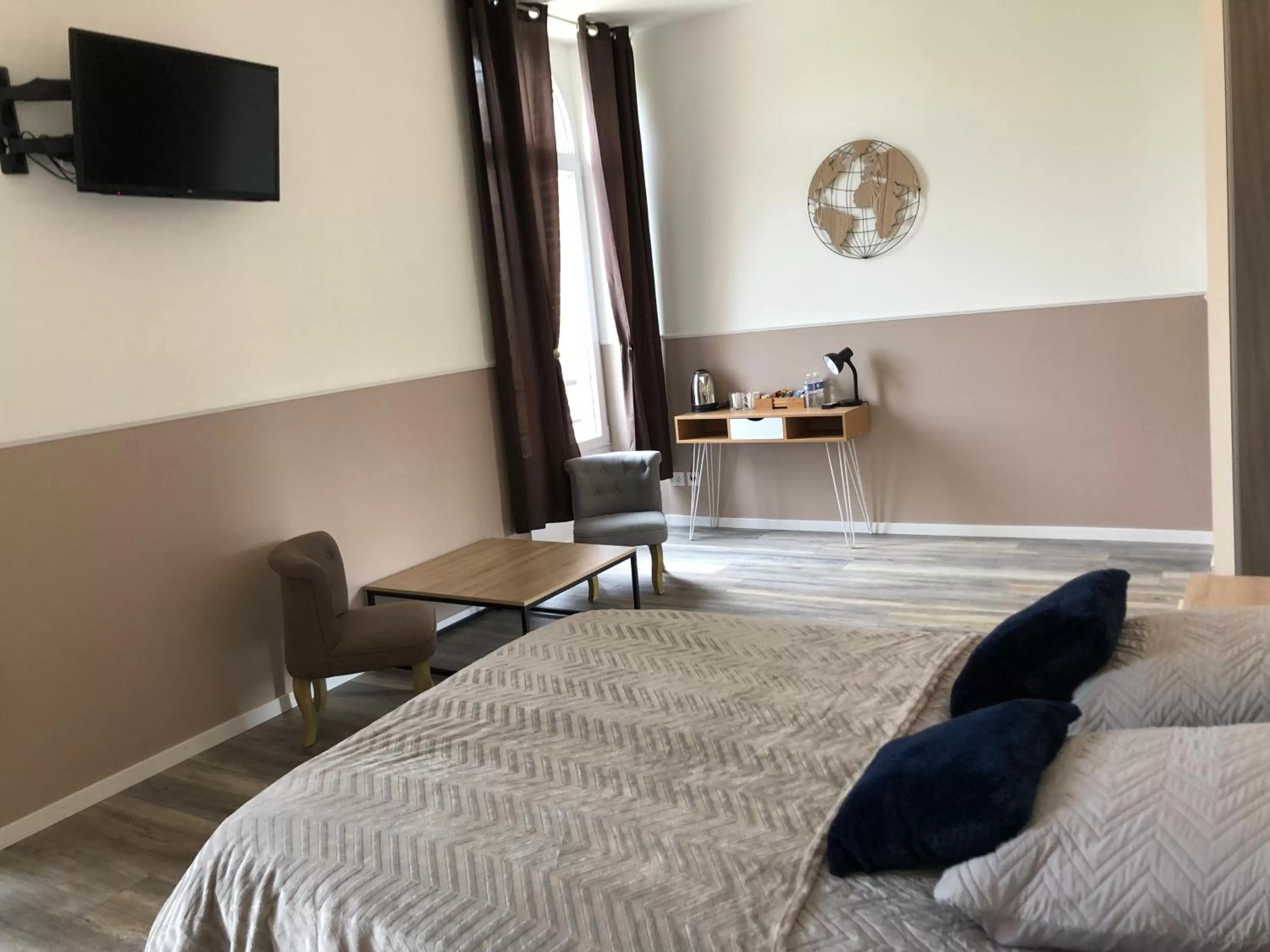 Living room, Bed in CHAMBRES D'HOTES DANS DOMAINE DE CHARME A EPERNAY