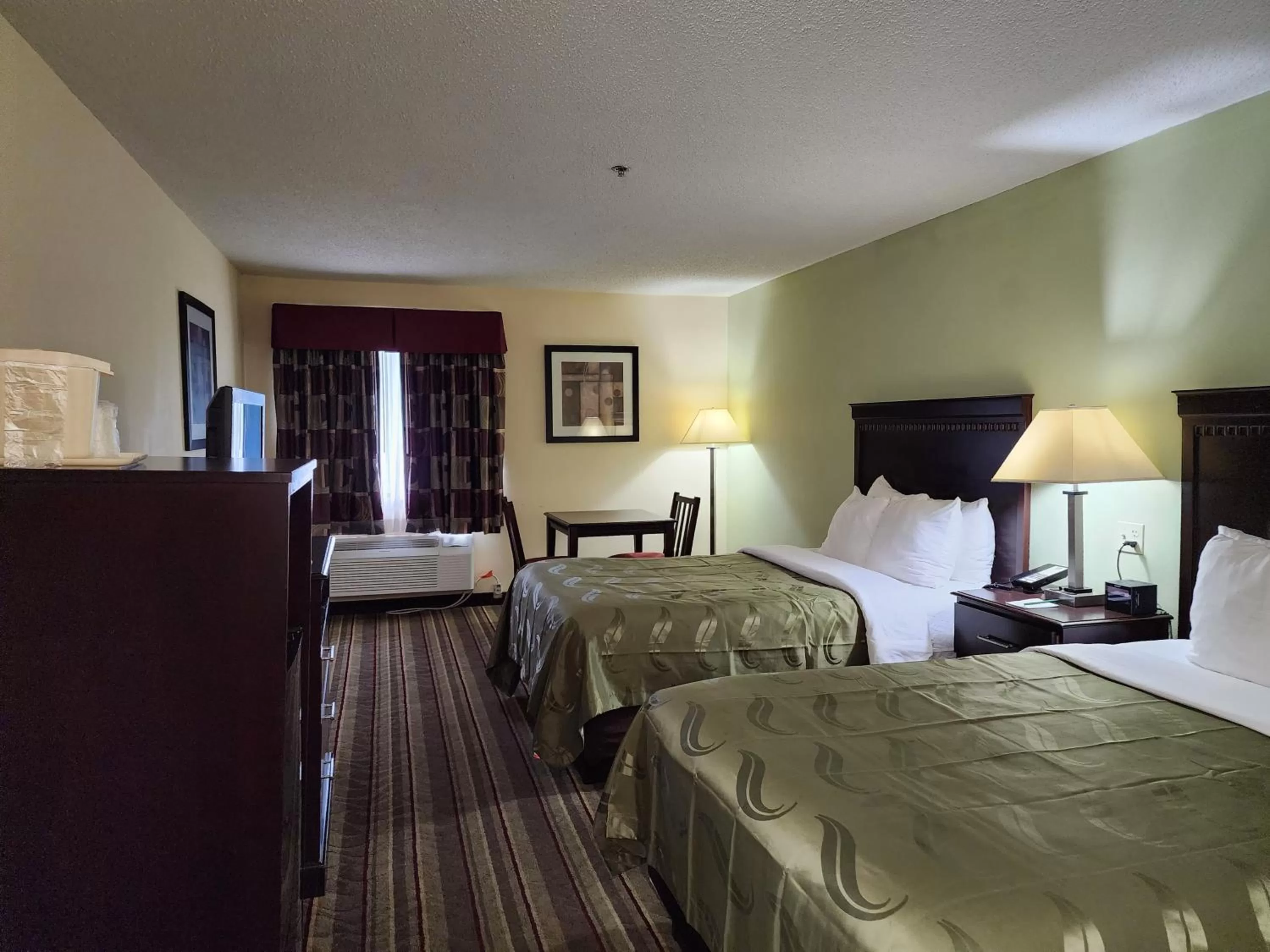 Bed in Quality Inn Wheelersburg