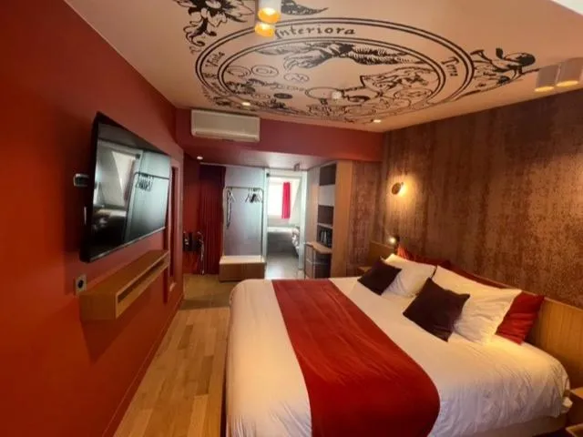 Photo of the whole room, Bed in Hôtel Elixir