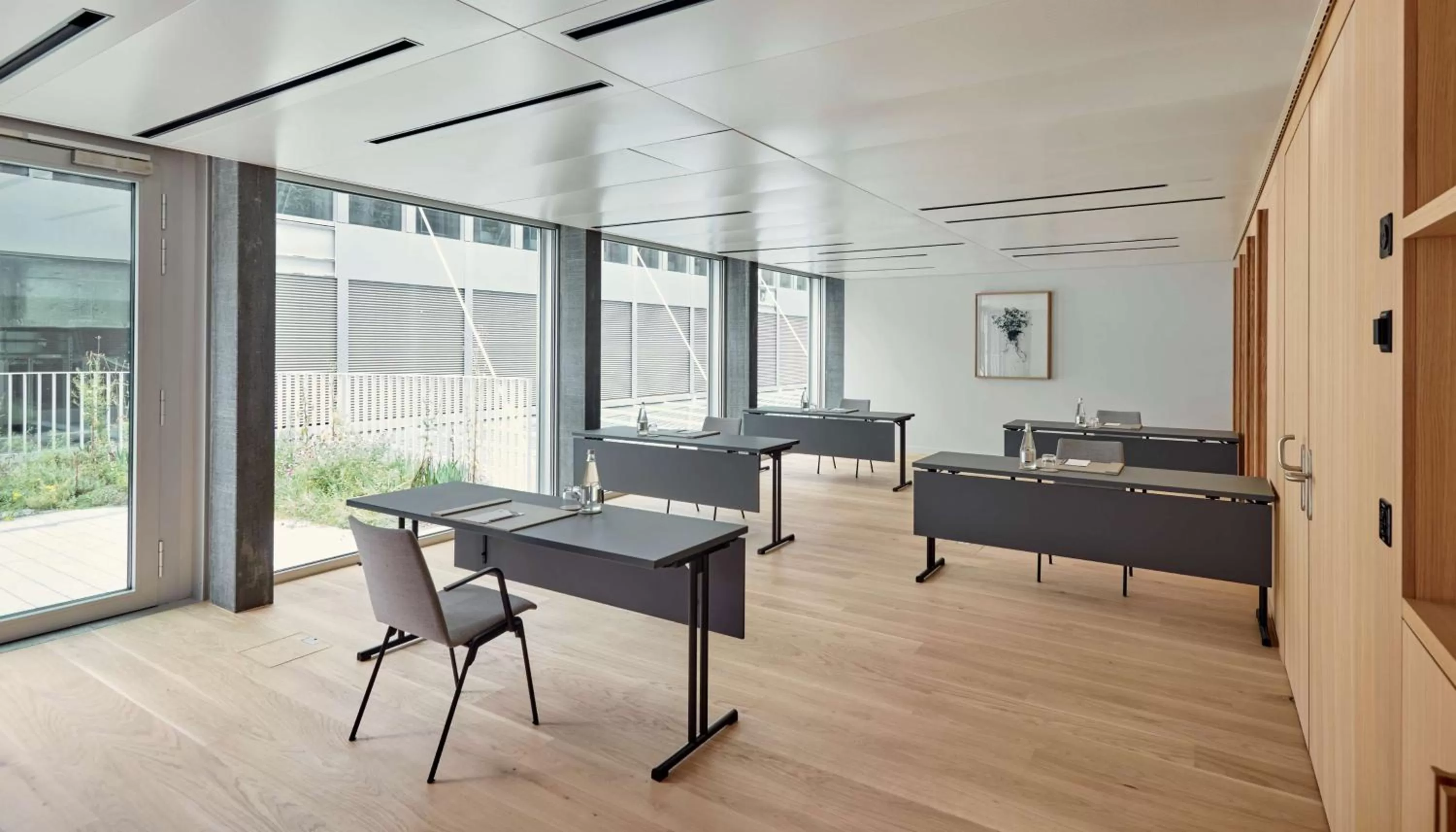 TV and multimedia in Hyatt Regency Zurich Airport Circle