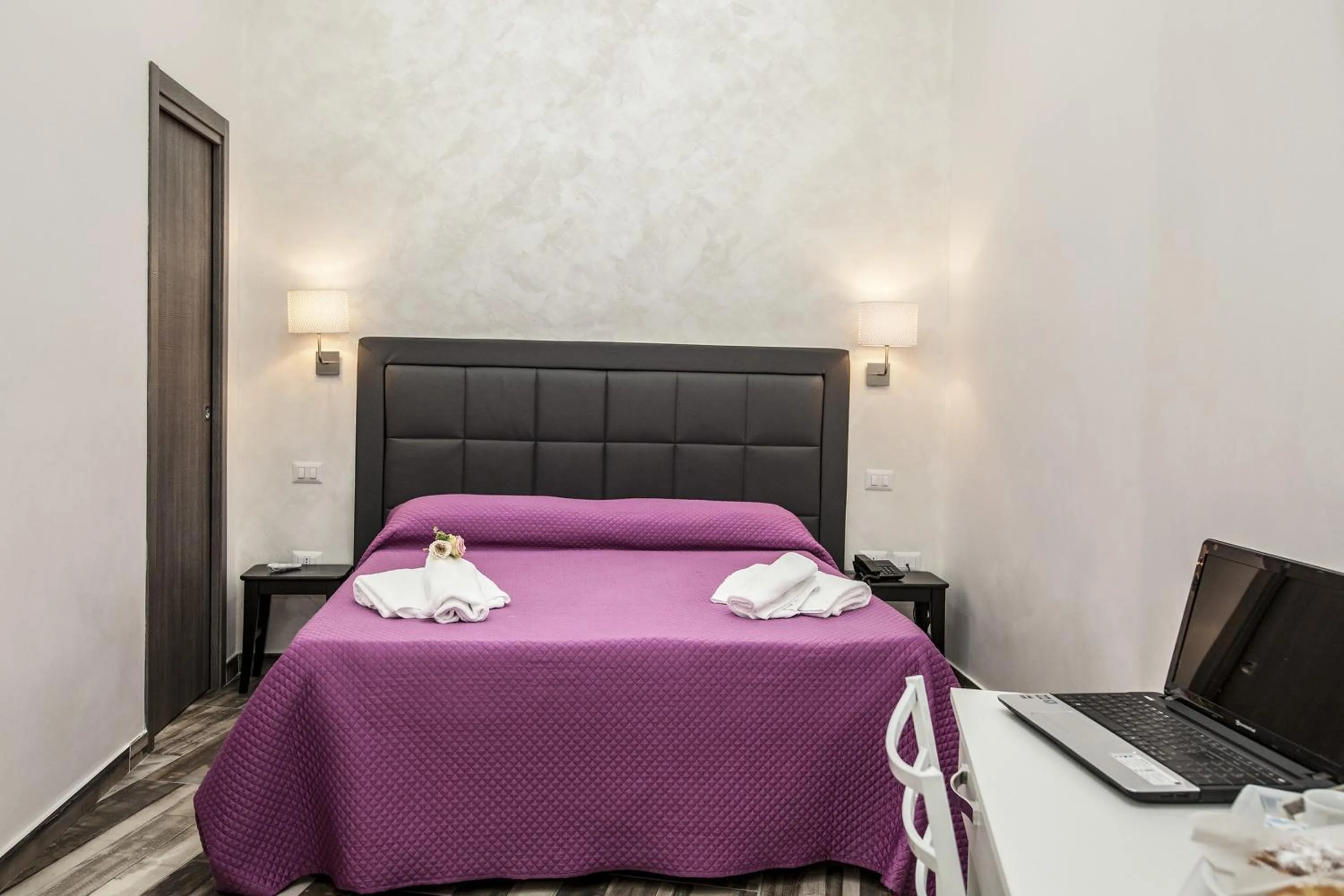 Photo of the whole room, Bed in Napoli Garibaldi Square