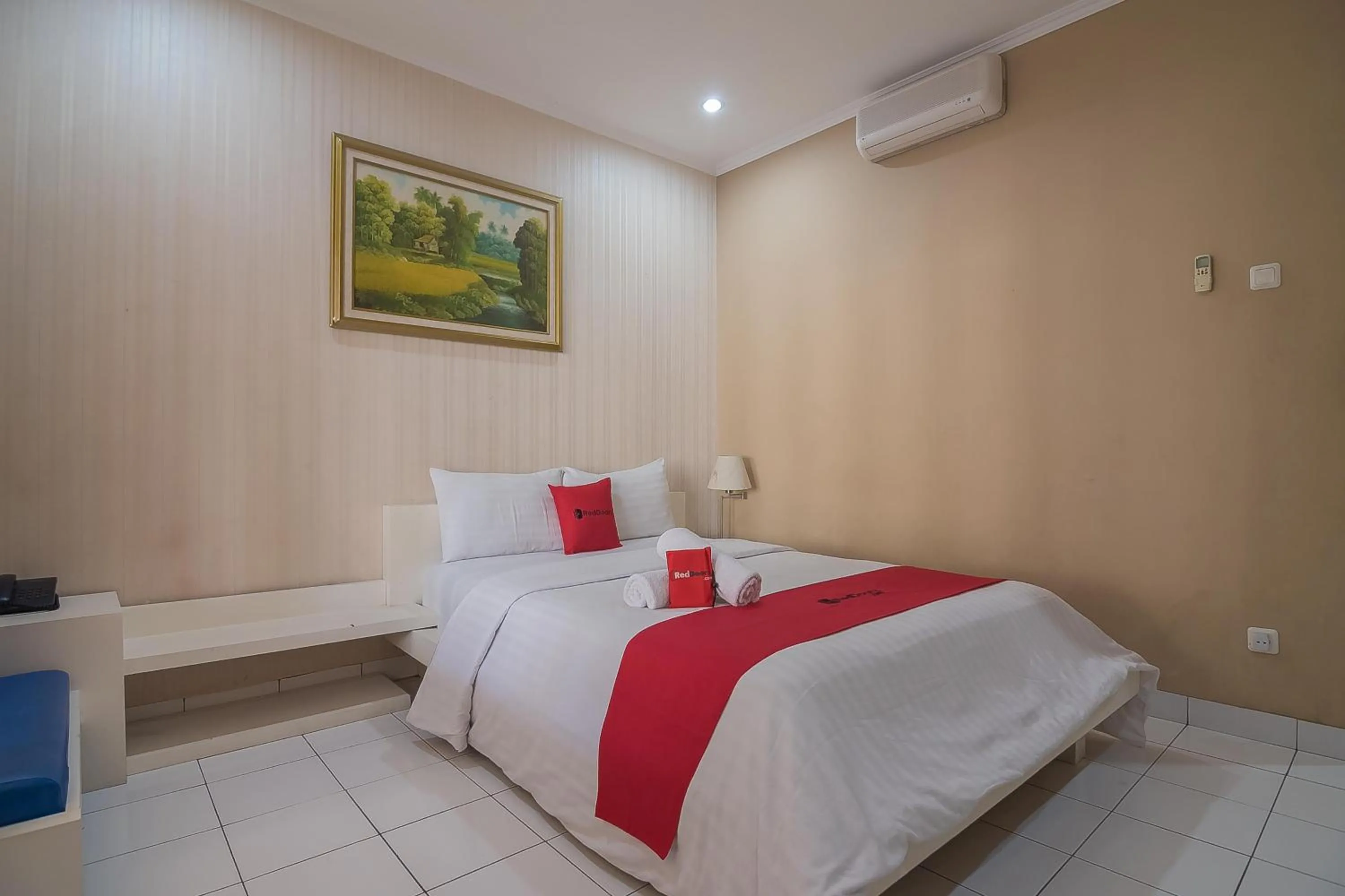 Bedroom, Bed in RedDoorz at Amellia Pasteur Bandung